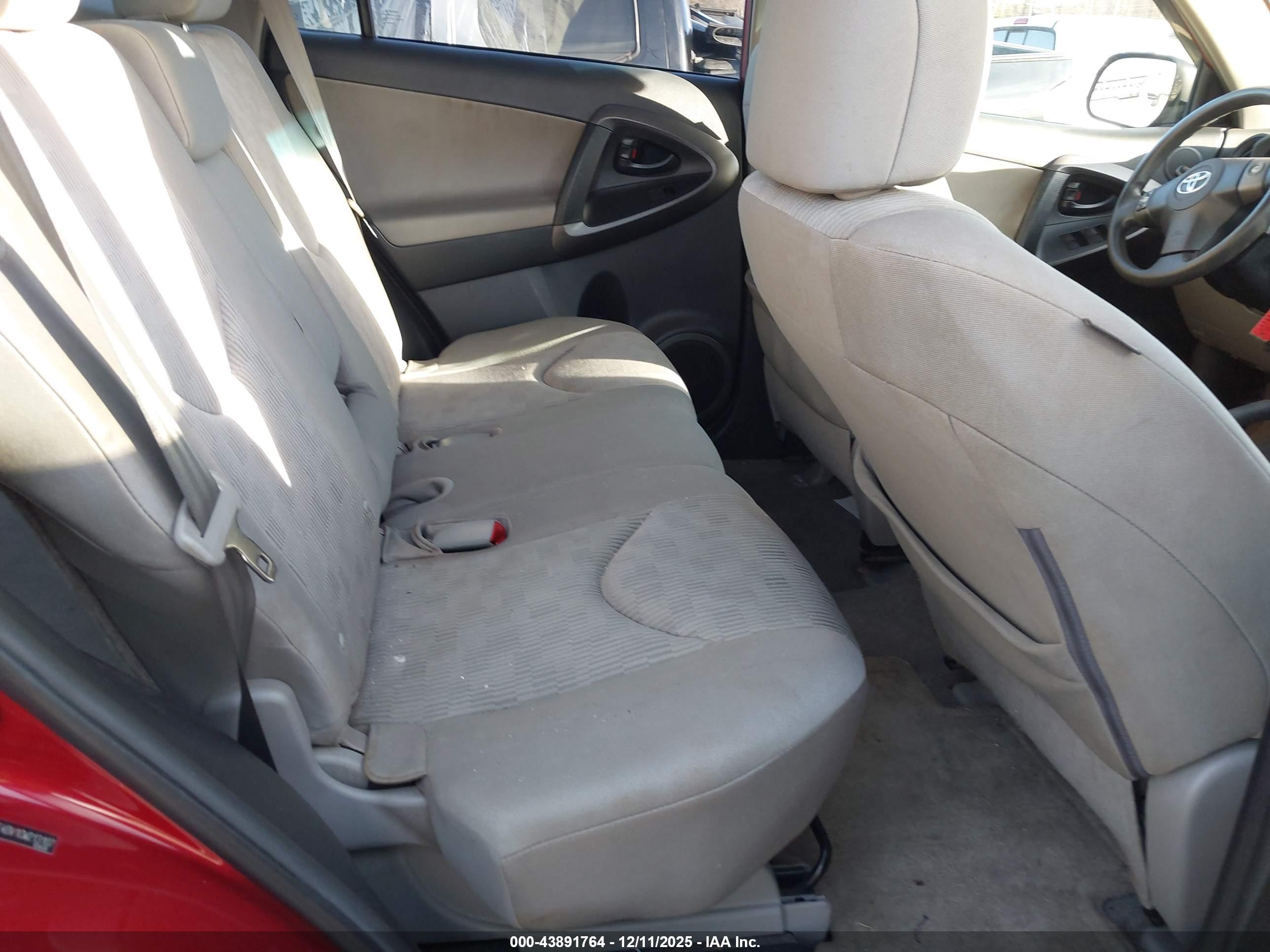 TOYOTA RAV4 image 8