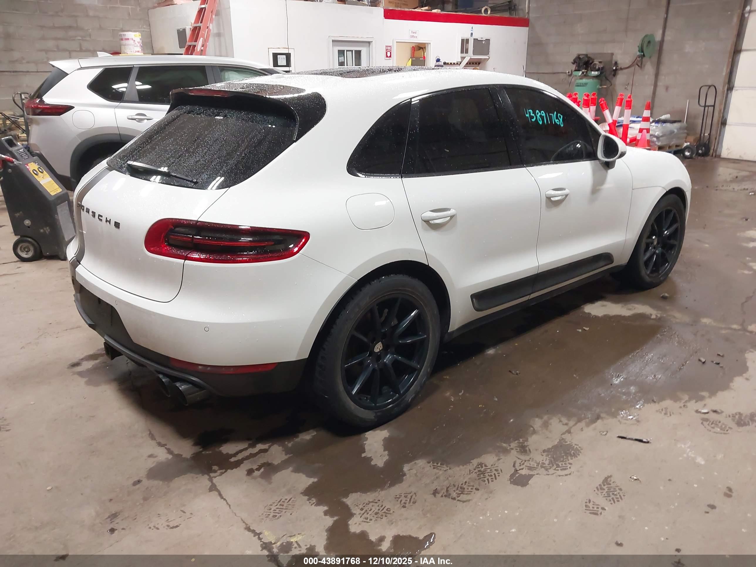PORSCHE MACAN image 4