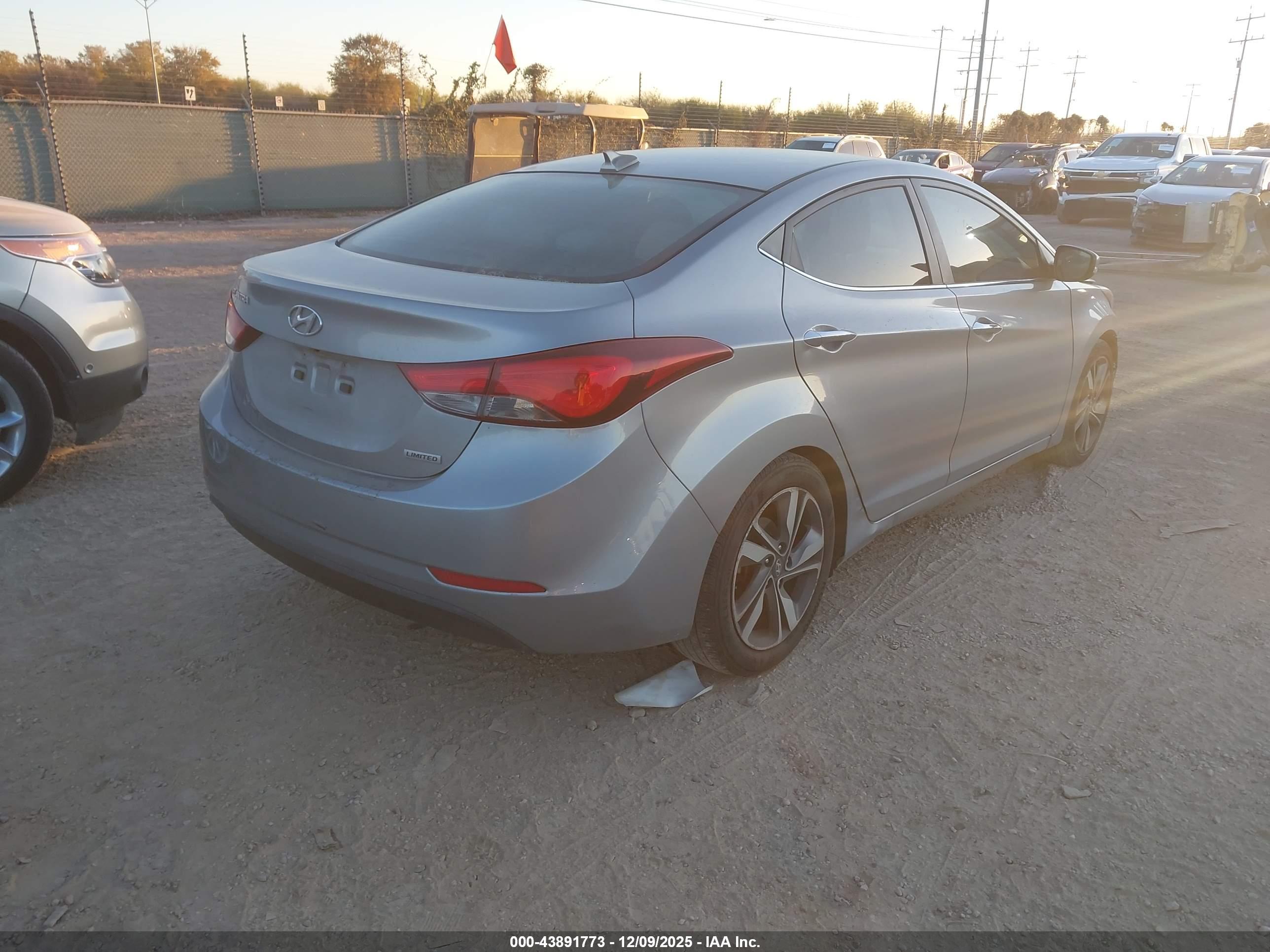 HYUNDAI ELANTRA image 4