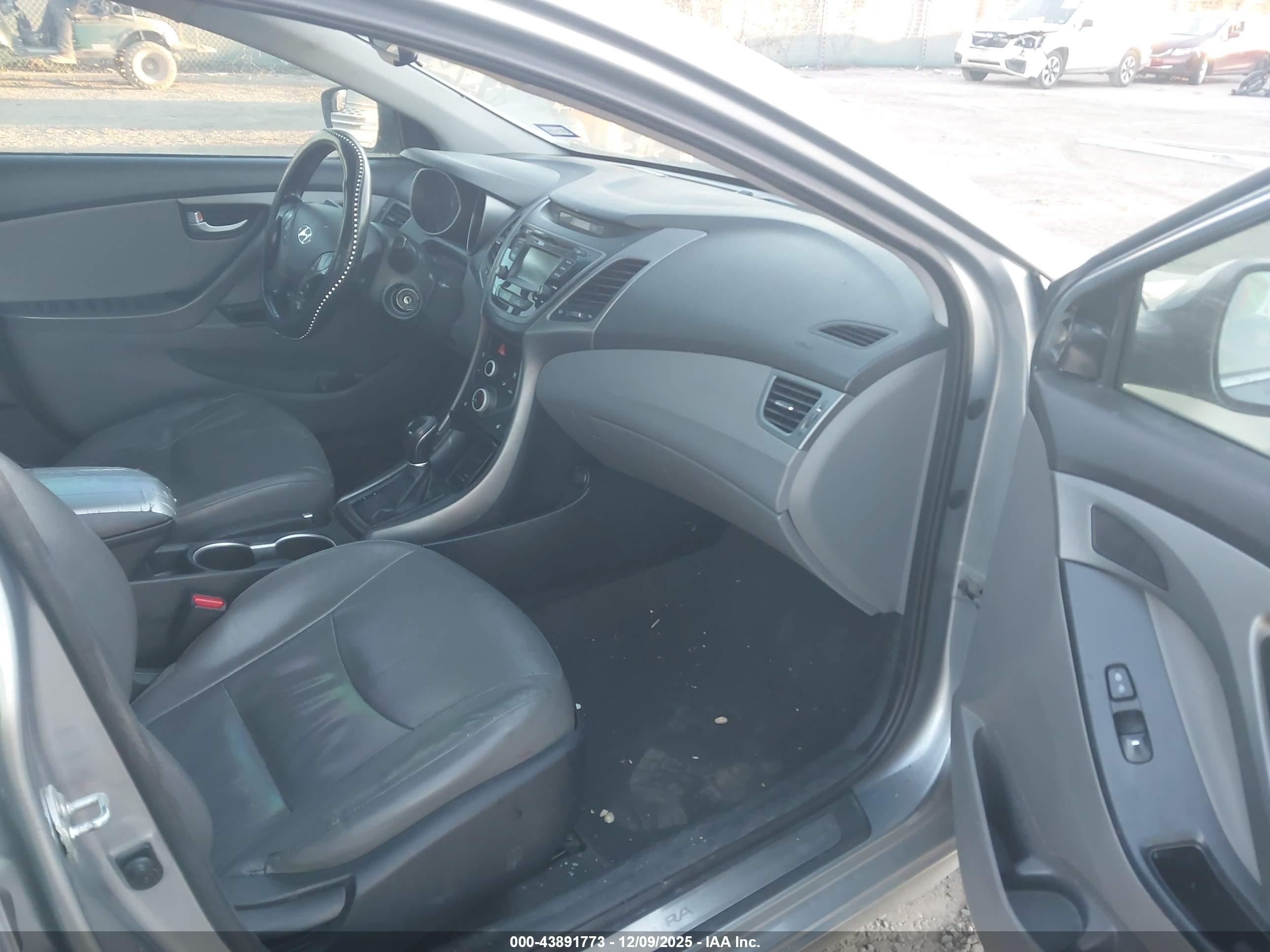HYUNDAI ELANTRA image 5
