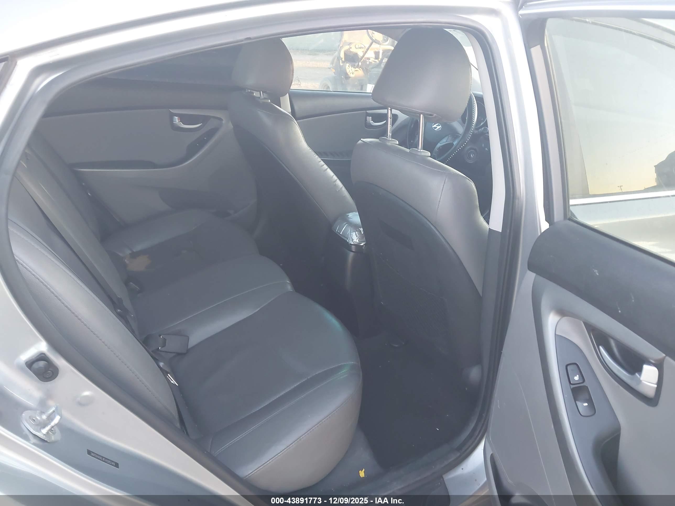 HYUNDAI ELANTRA image 8