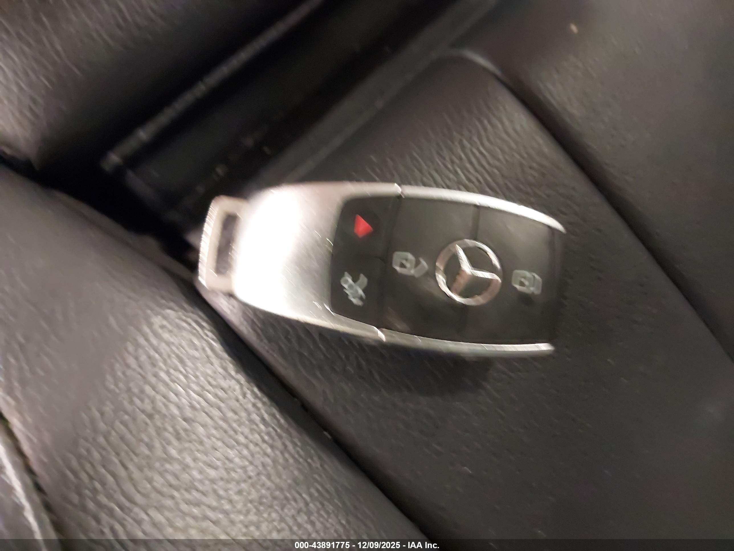 MERCEDES-BENZ GLB image 11