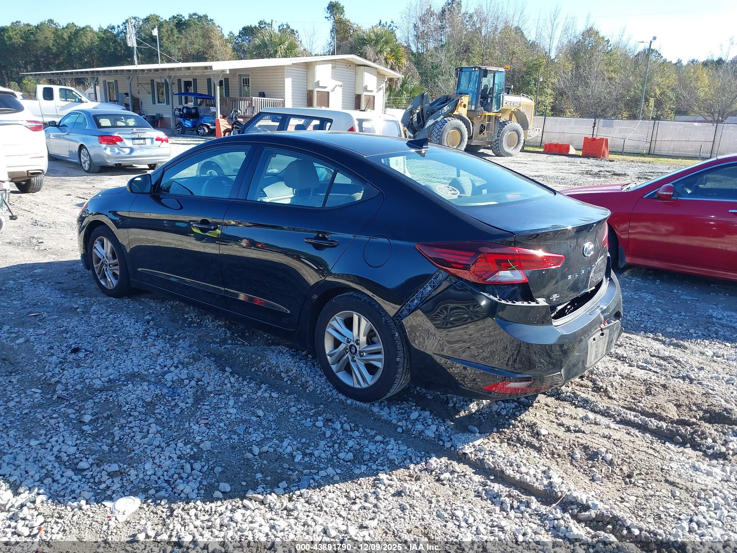 HYUNDAI ELANTRA image 3