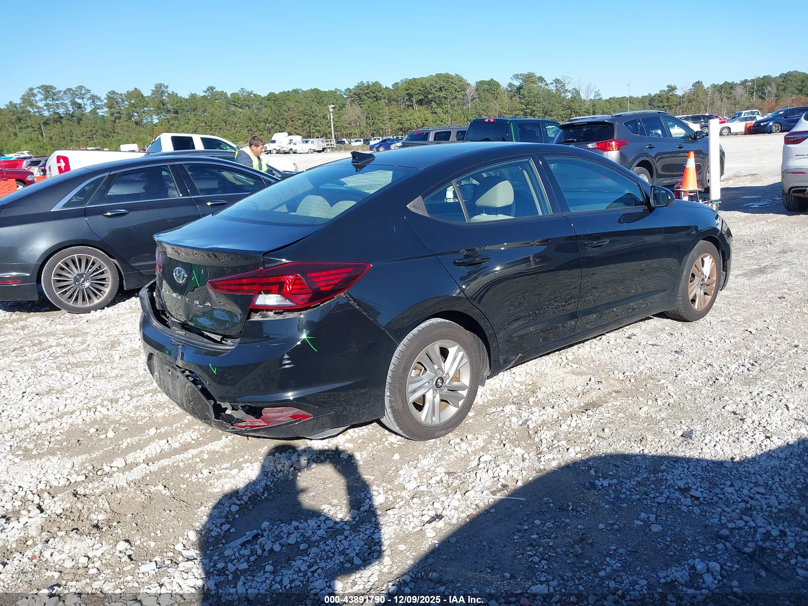 HYUNDAI ELANTRA image 4