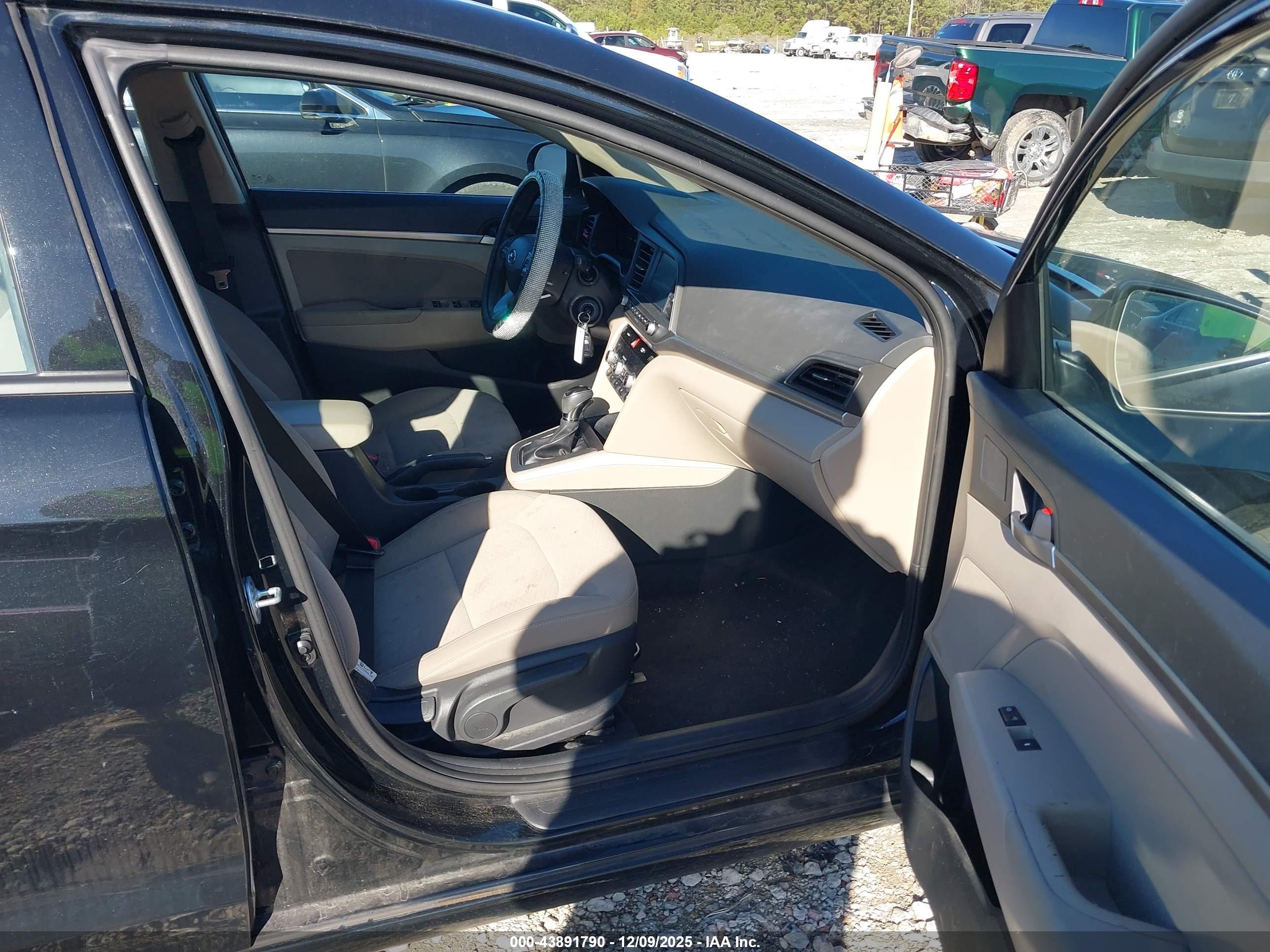 HYUNDAI ELANTRA image 5