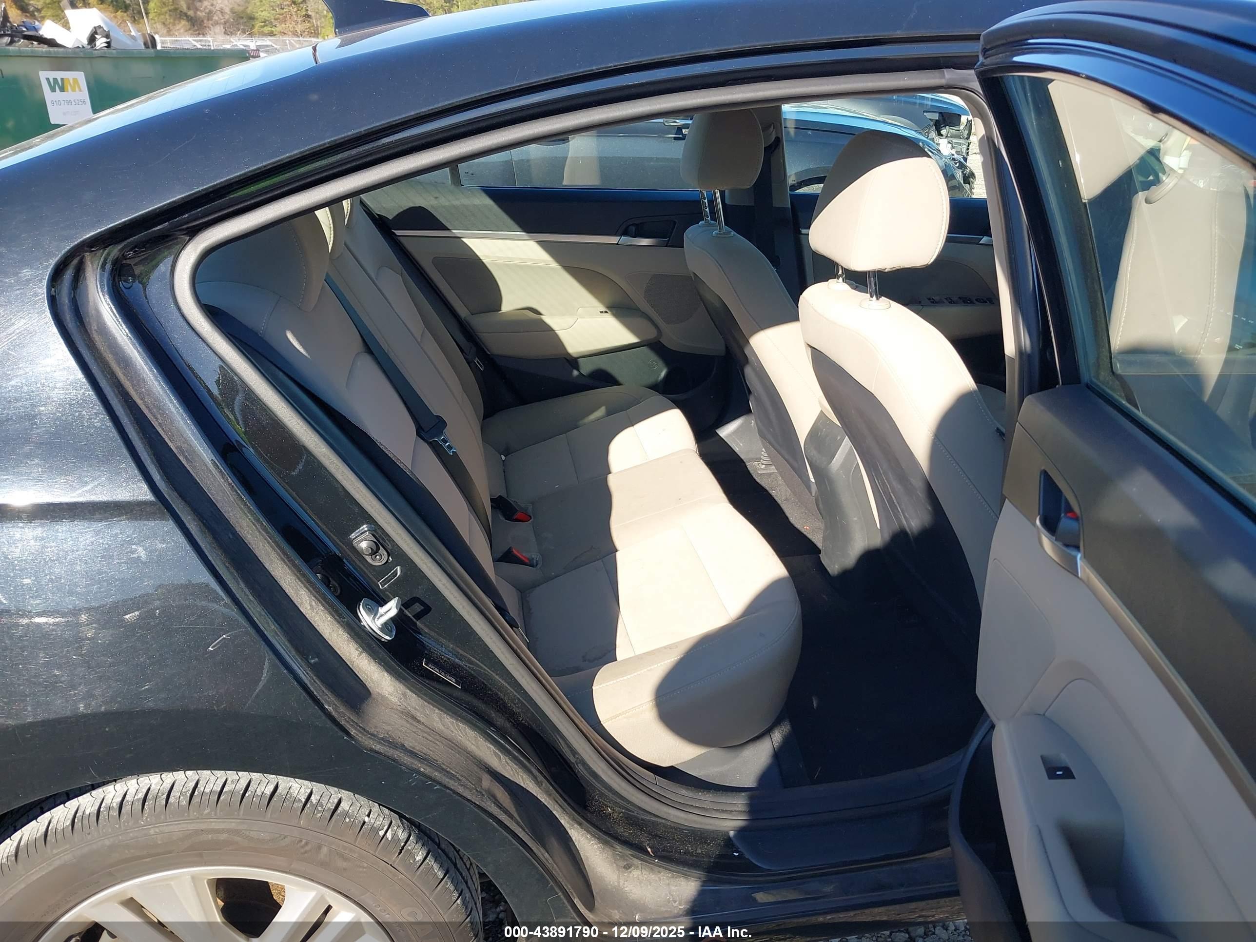 HYUNDAI ELANTRA image 8