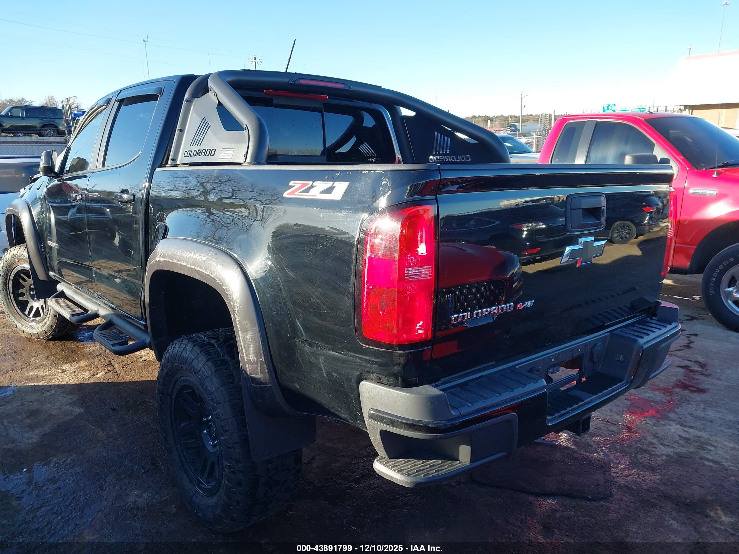 CHEVROLET COLORADO image 3