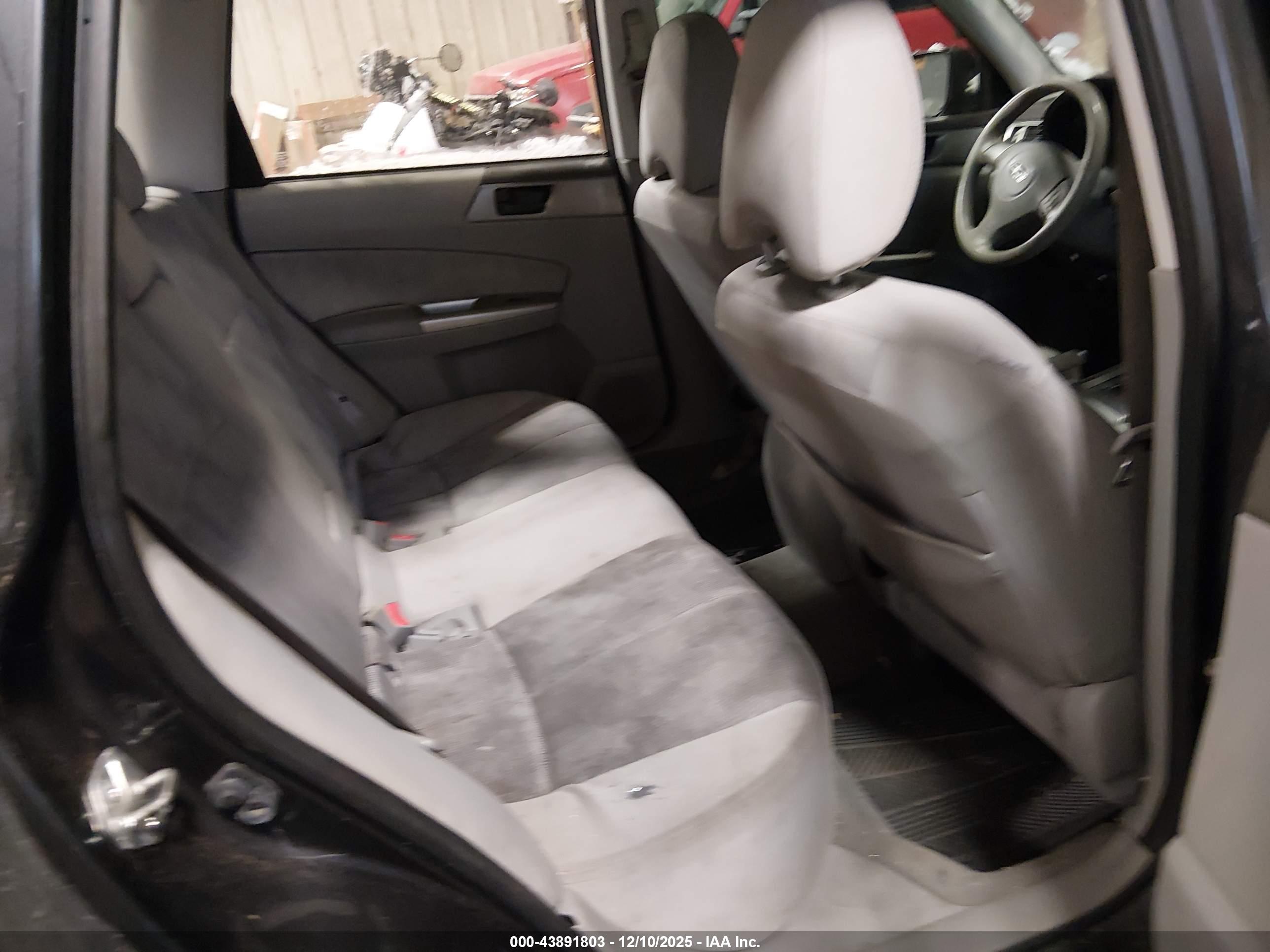 SUBARU FORESTER image 8