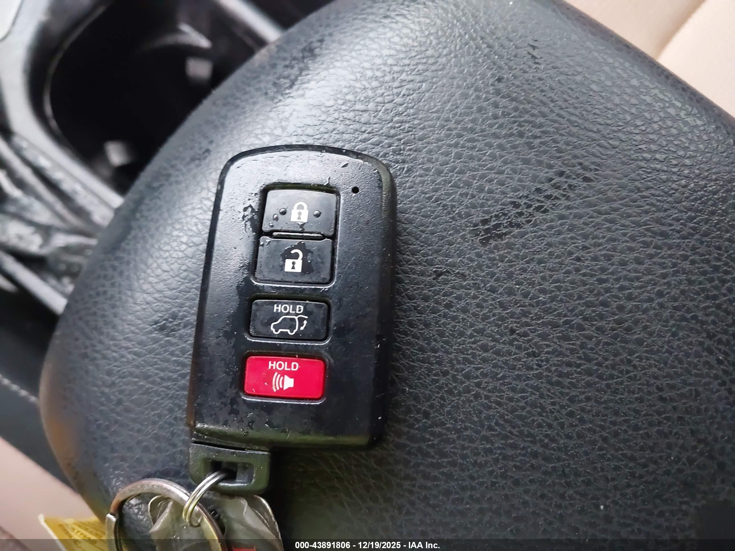 TOYOTA RAV4 image 11