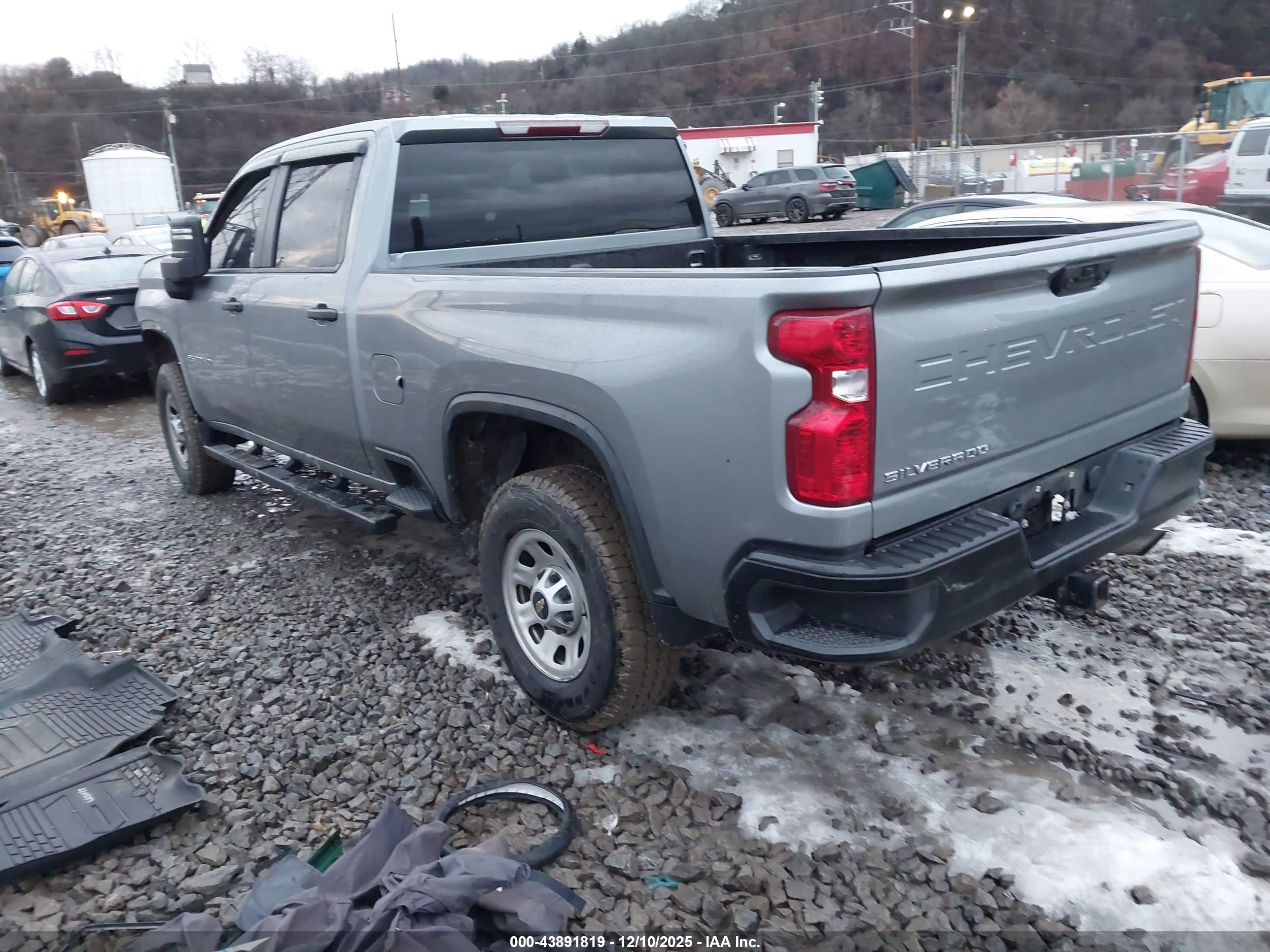 CHEVROLET SILVERADO image 3