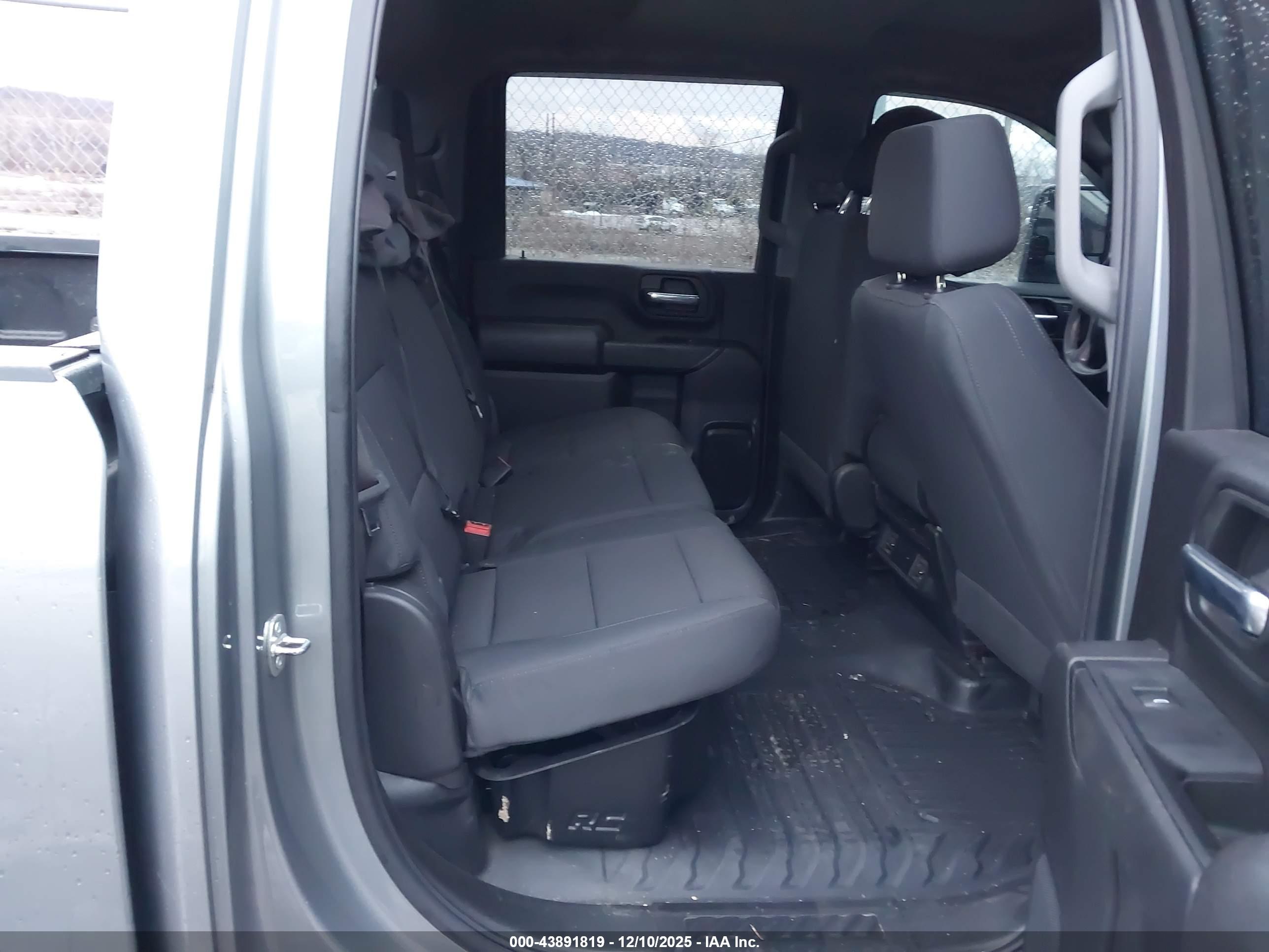 CHEVROLET SILVERADO image 8