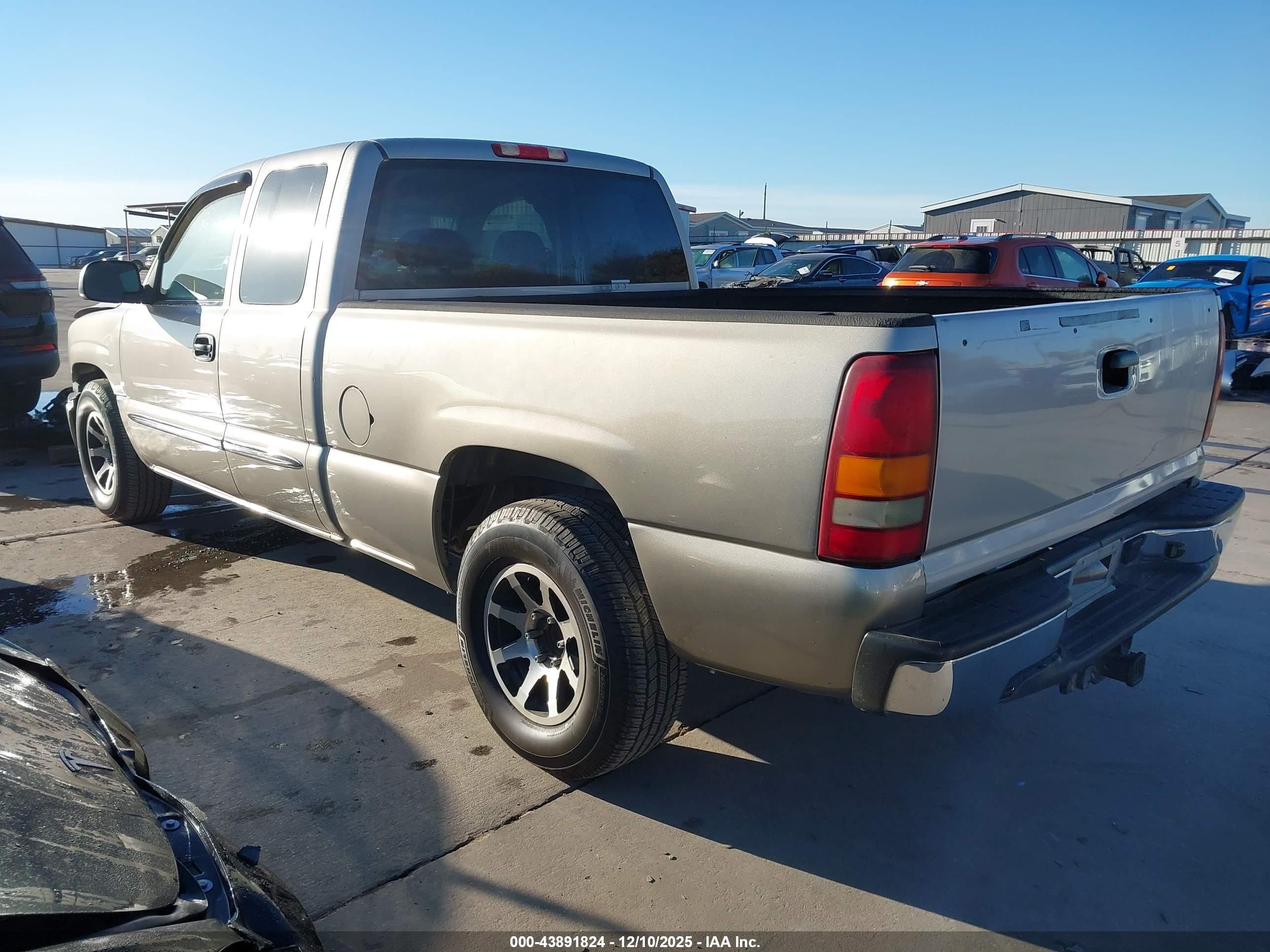 GMC SIERRA image 3