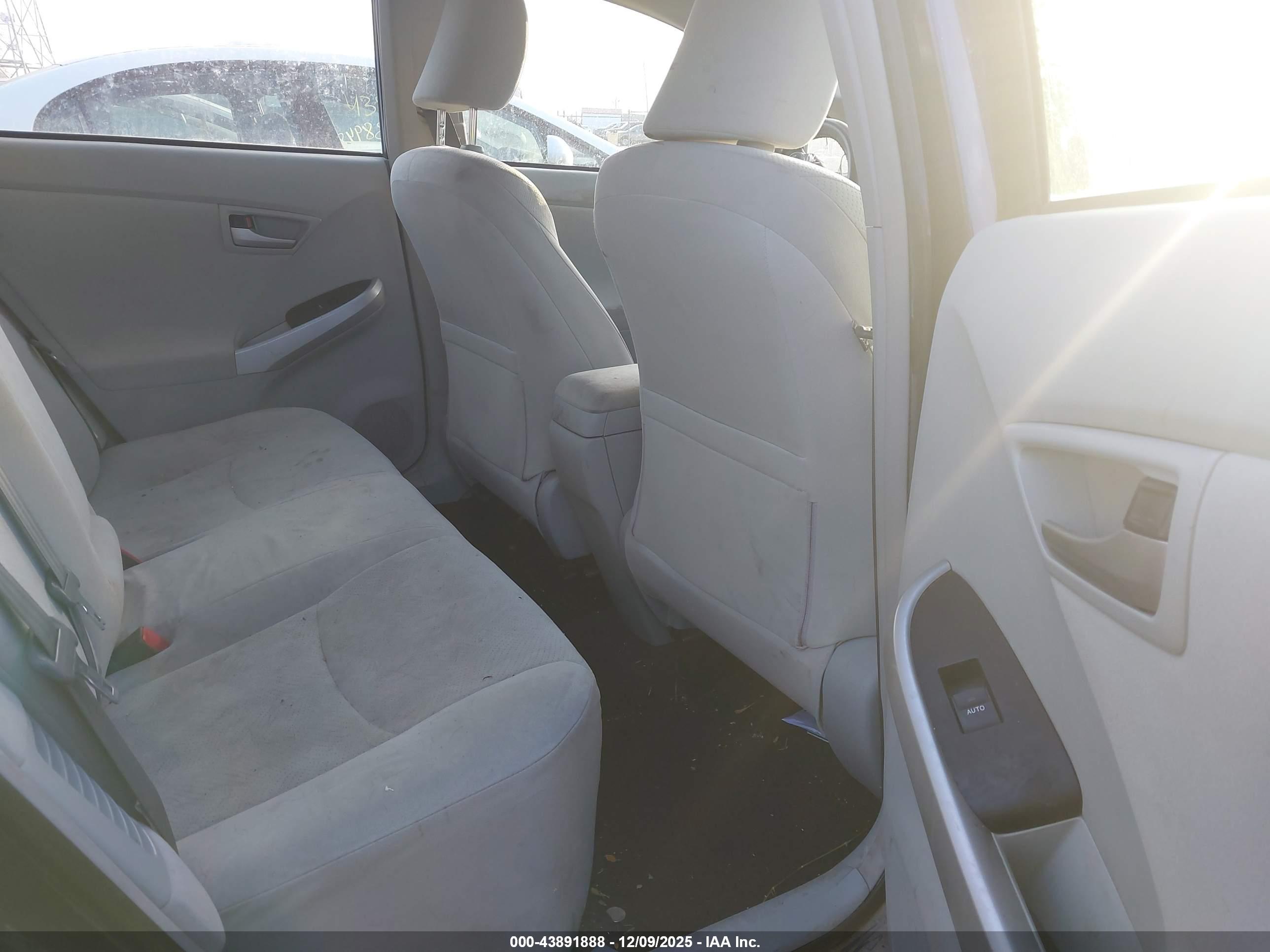 TOYOTA PRIUS image 8
