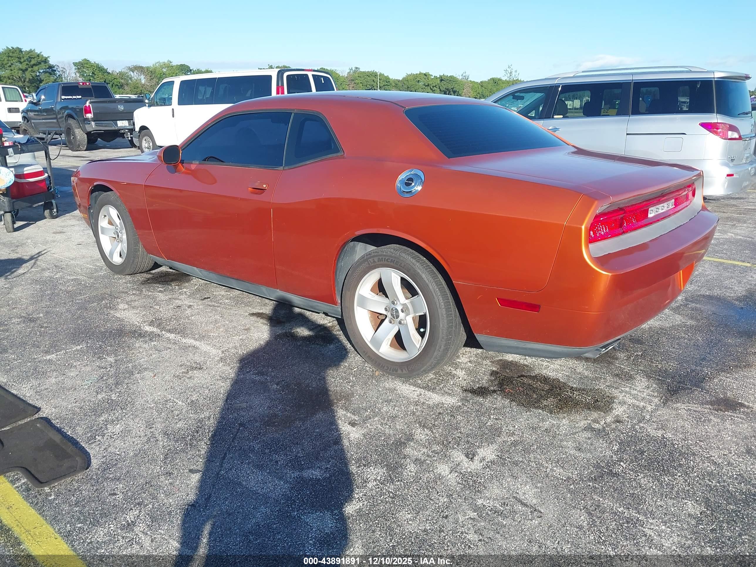 DODGE CHALLENGER image 3
