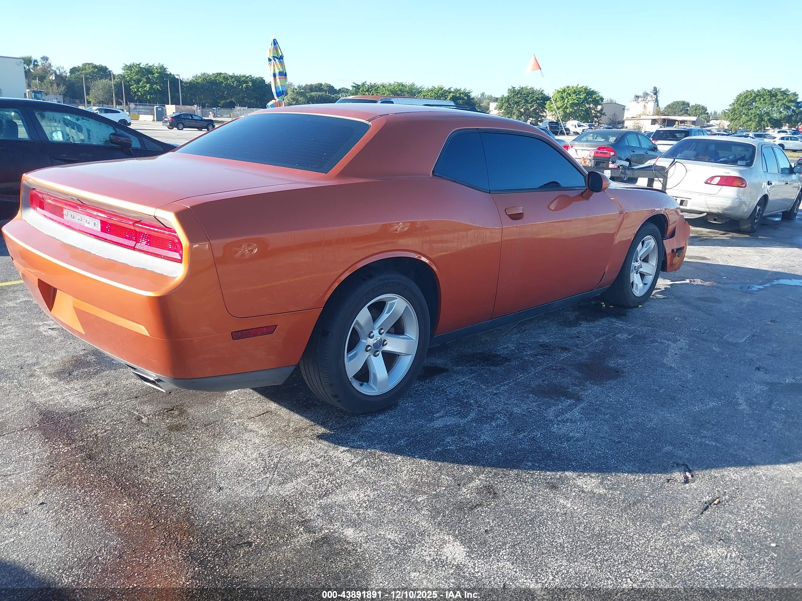 DODGE CHALLENGER image 4