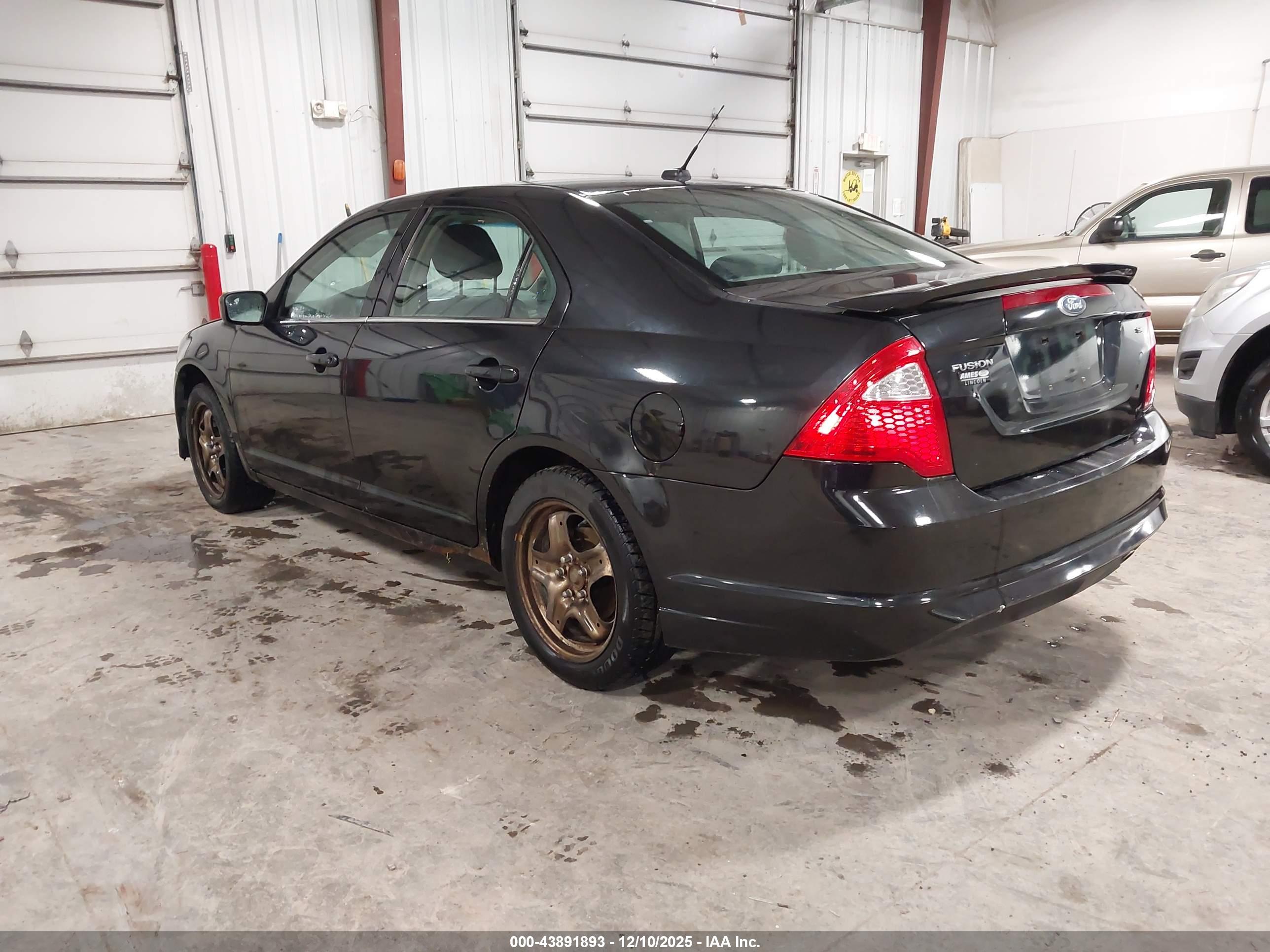 FORD FUSION image 3