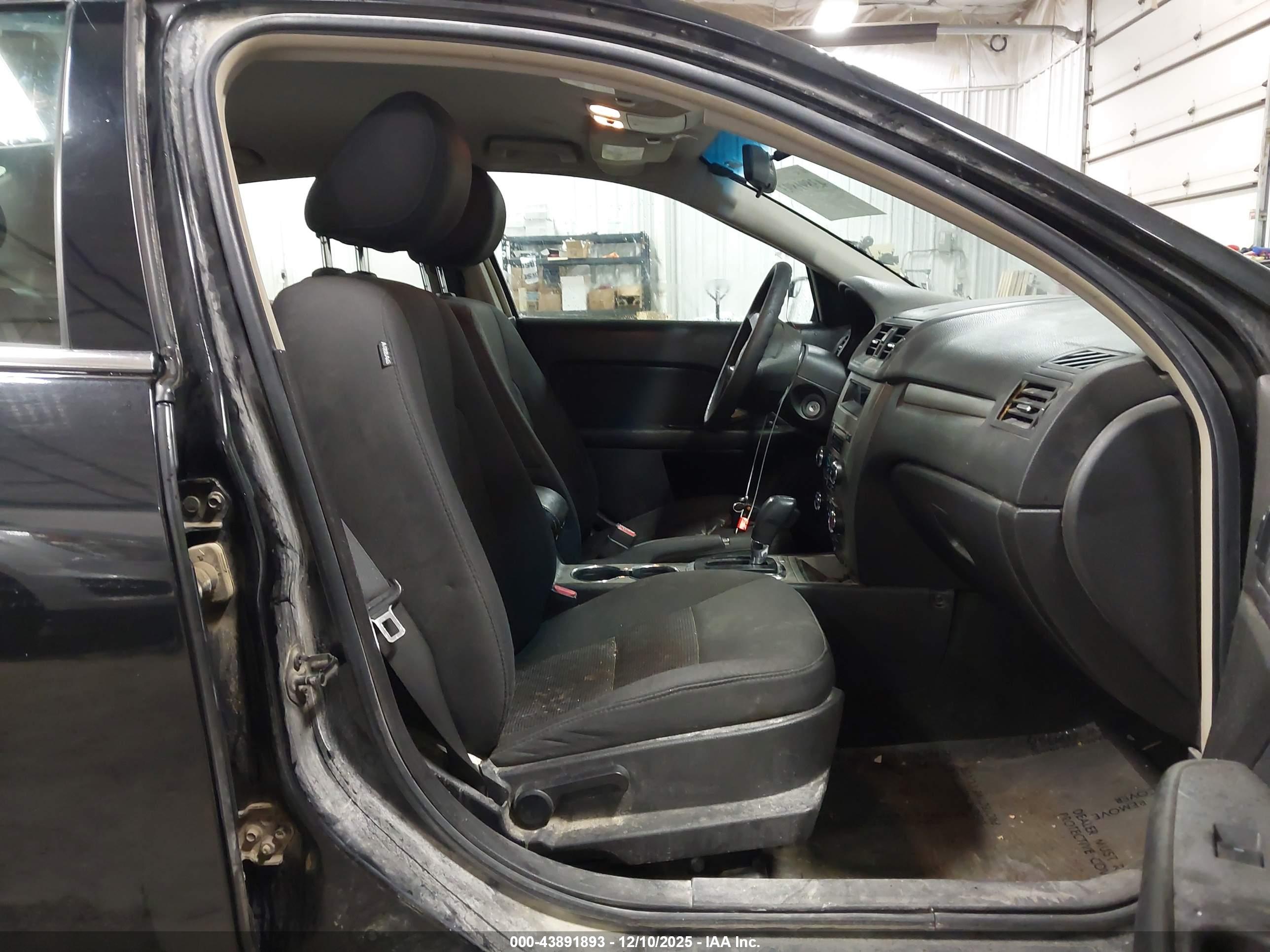 FORD FUSION image 5