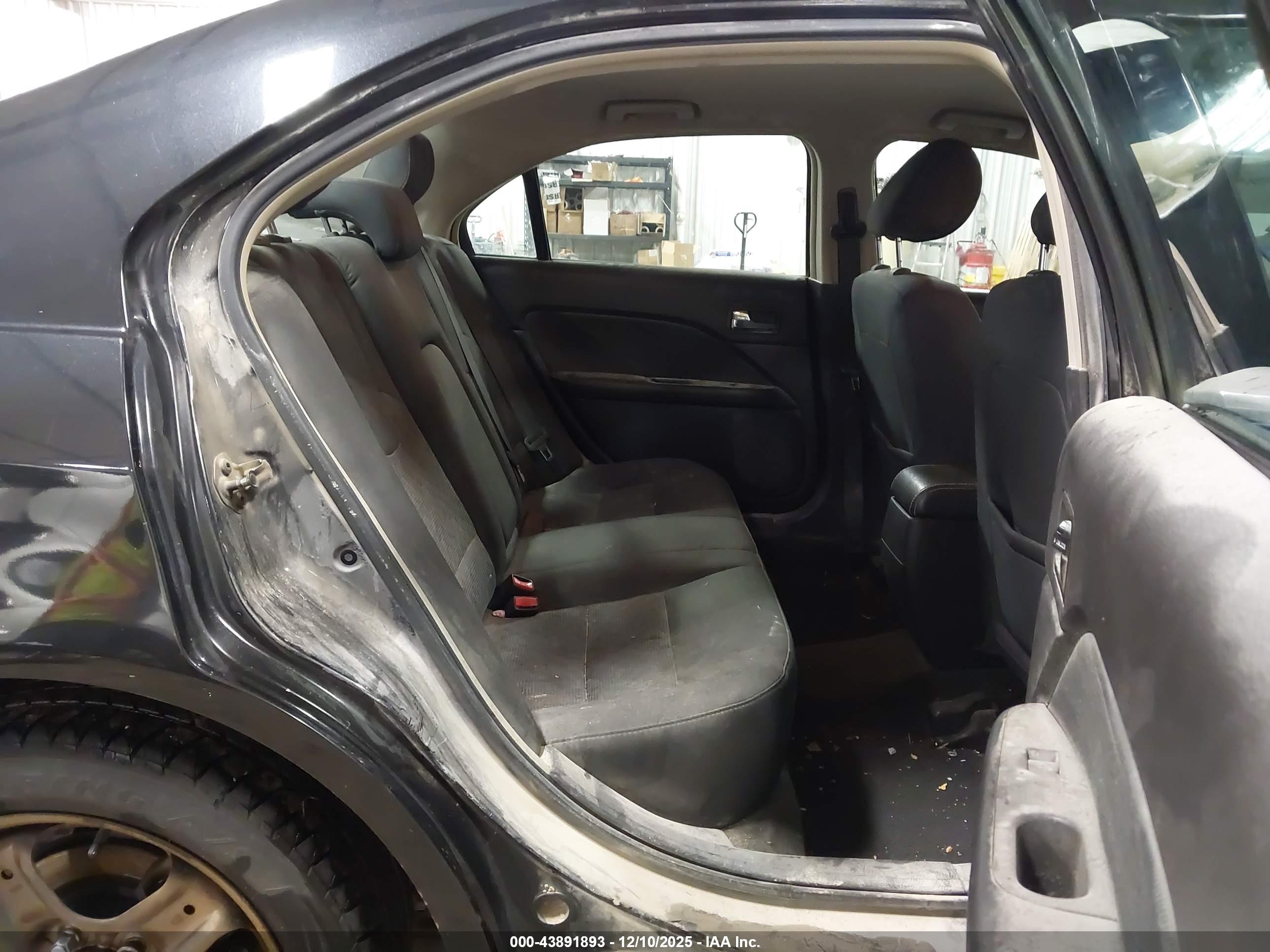 FORD FUSION image 8