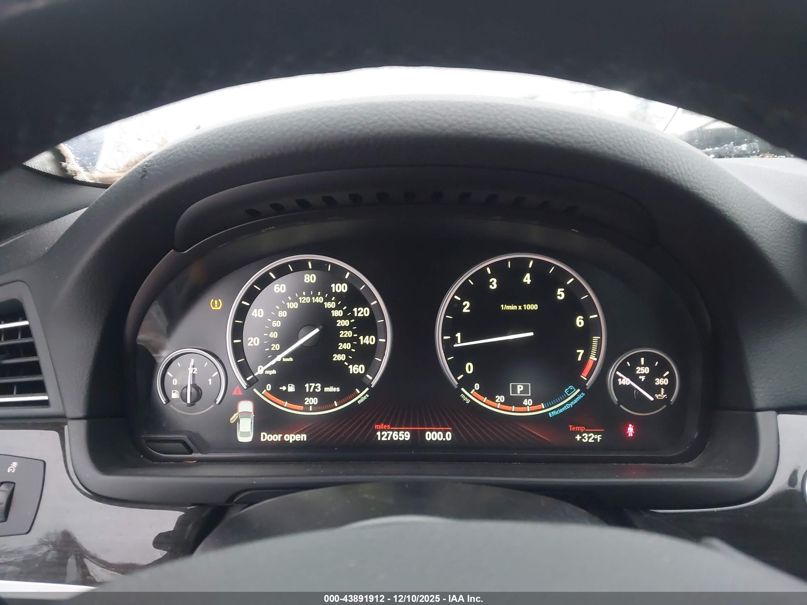BMW 550I image 7