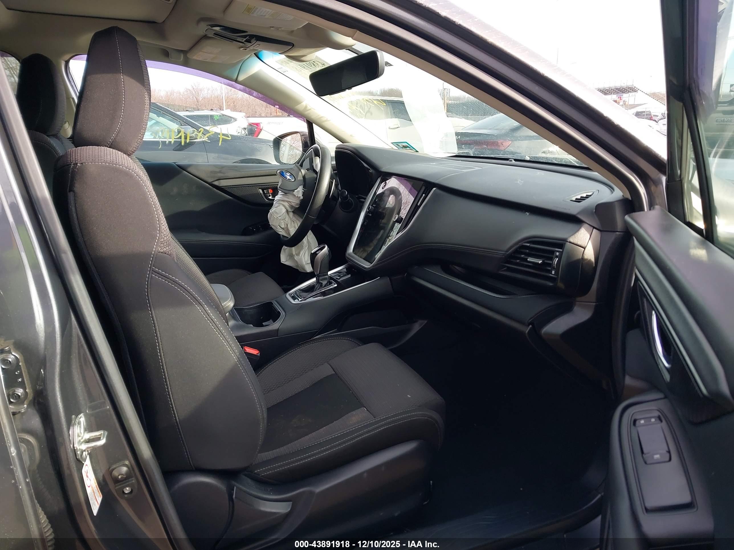SUBARU OUTBACK image 5