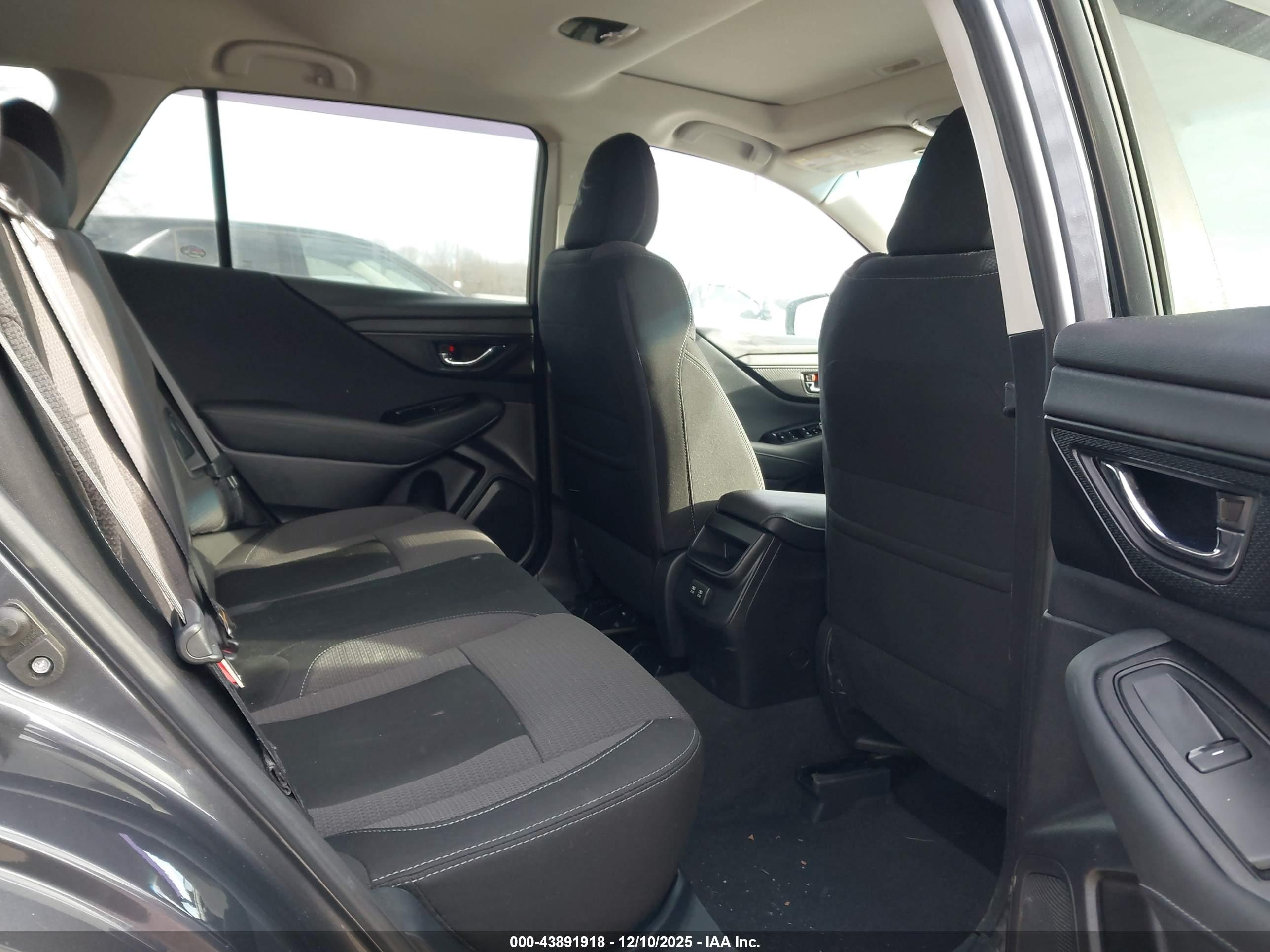 SUBARU OUTBACK image 8