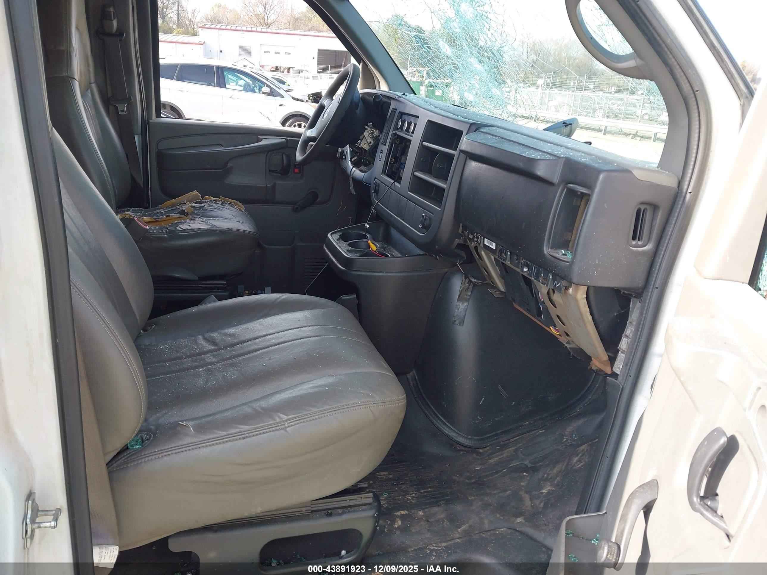 CHEVROLET EXPRESS image 5
