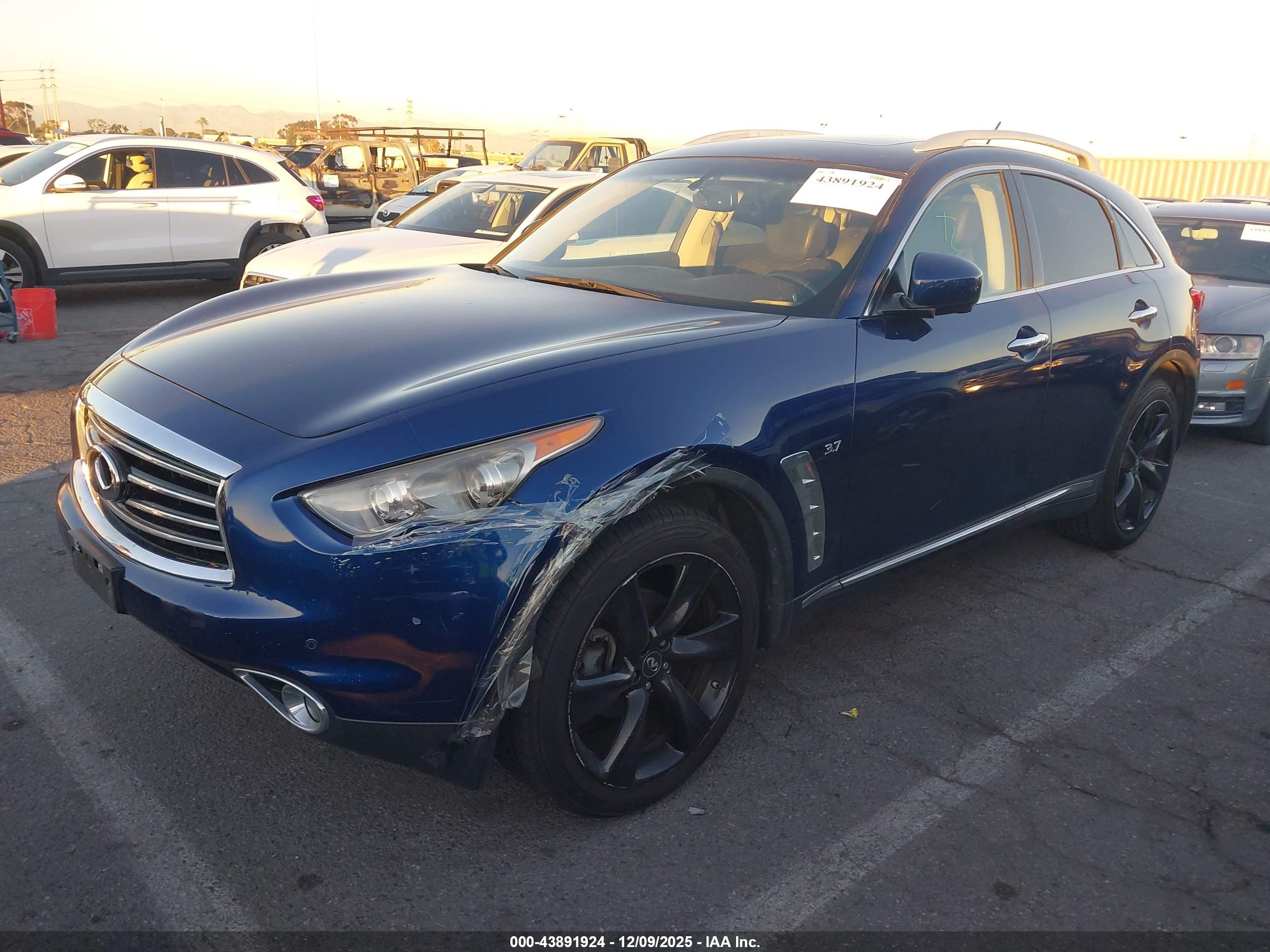 INFINITI QX70 image 2