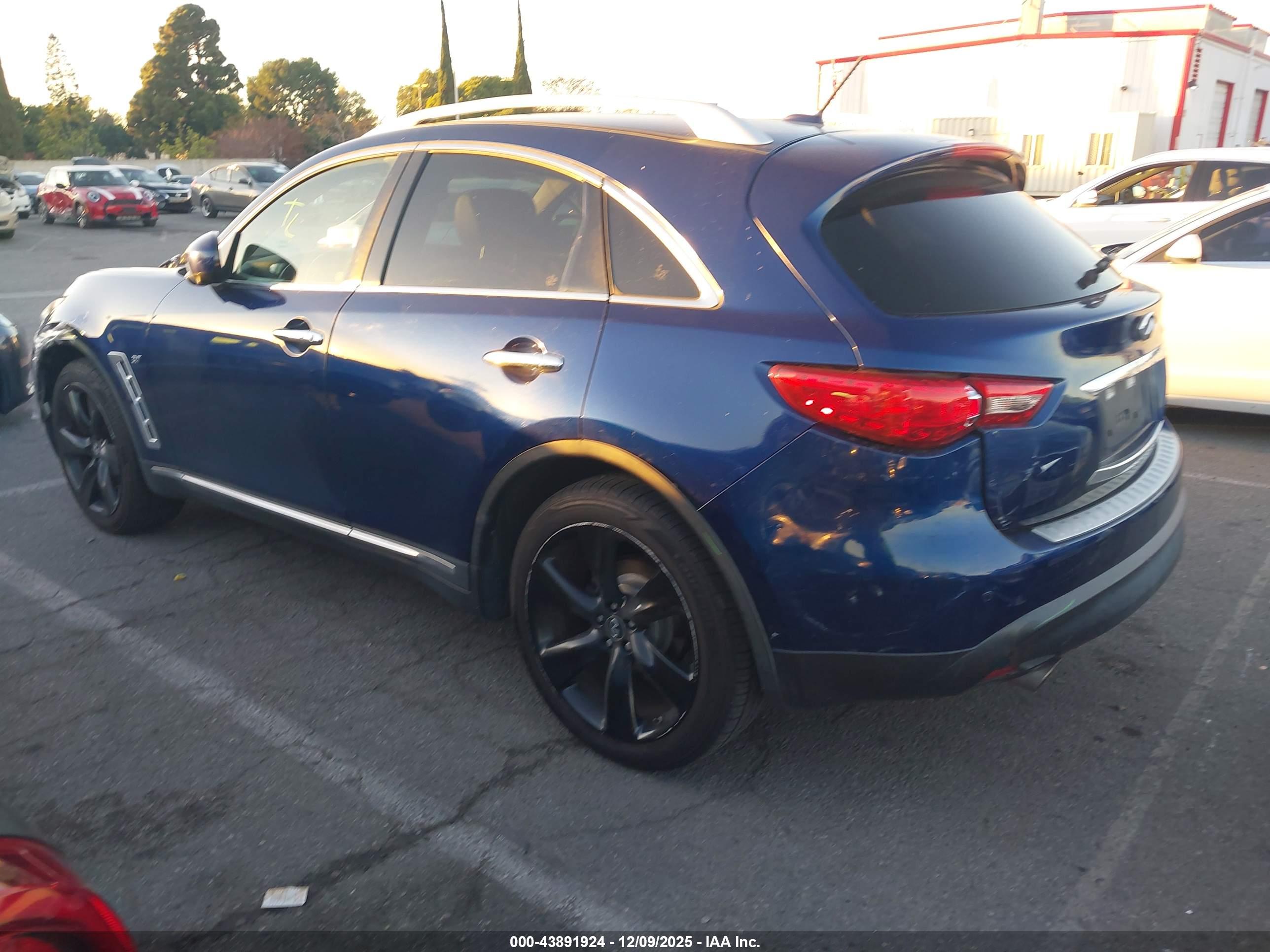 INFINITI QX70 image 3