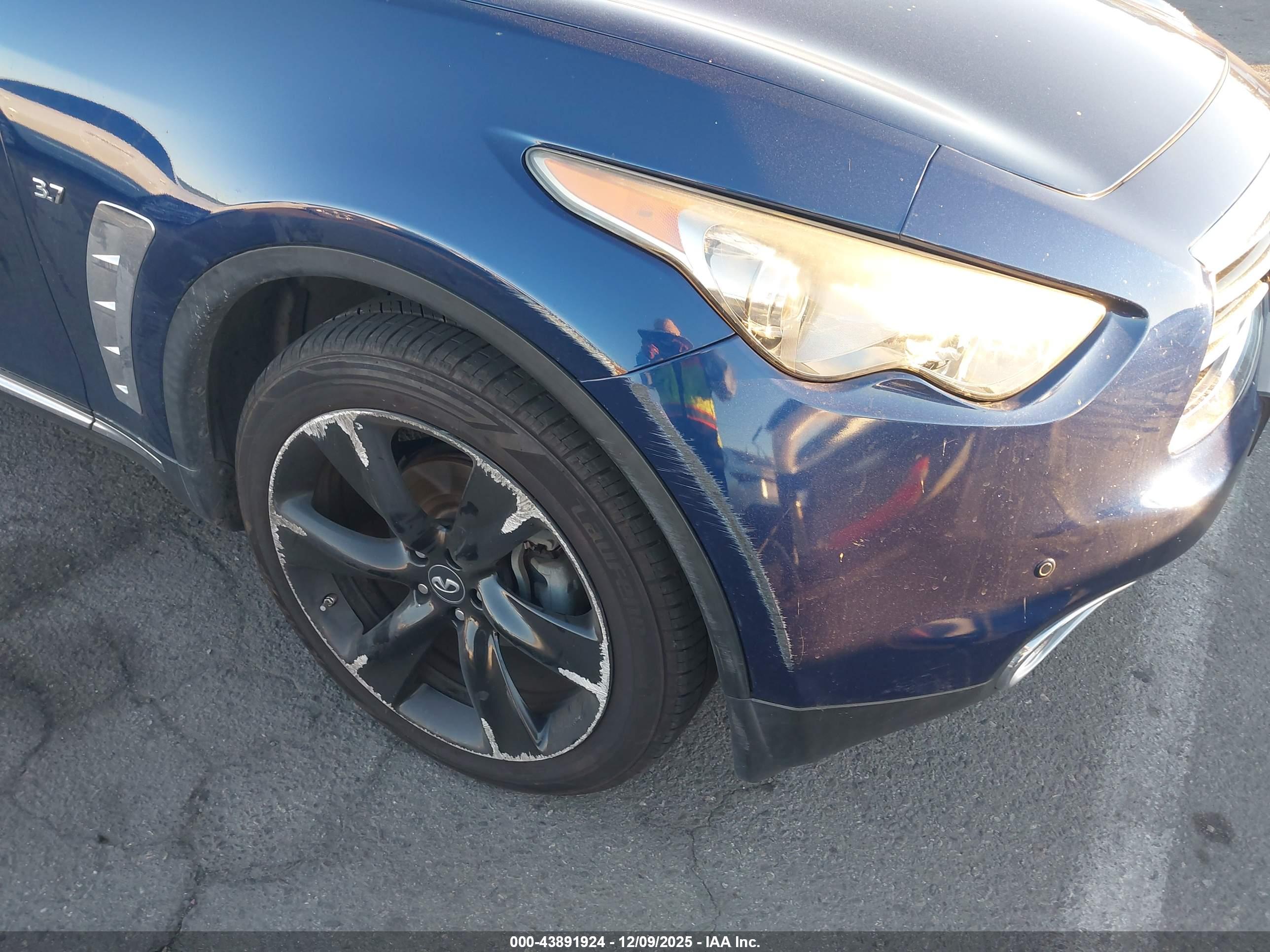 INFINITI QX70 image 6