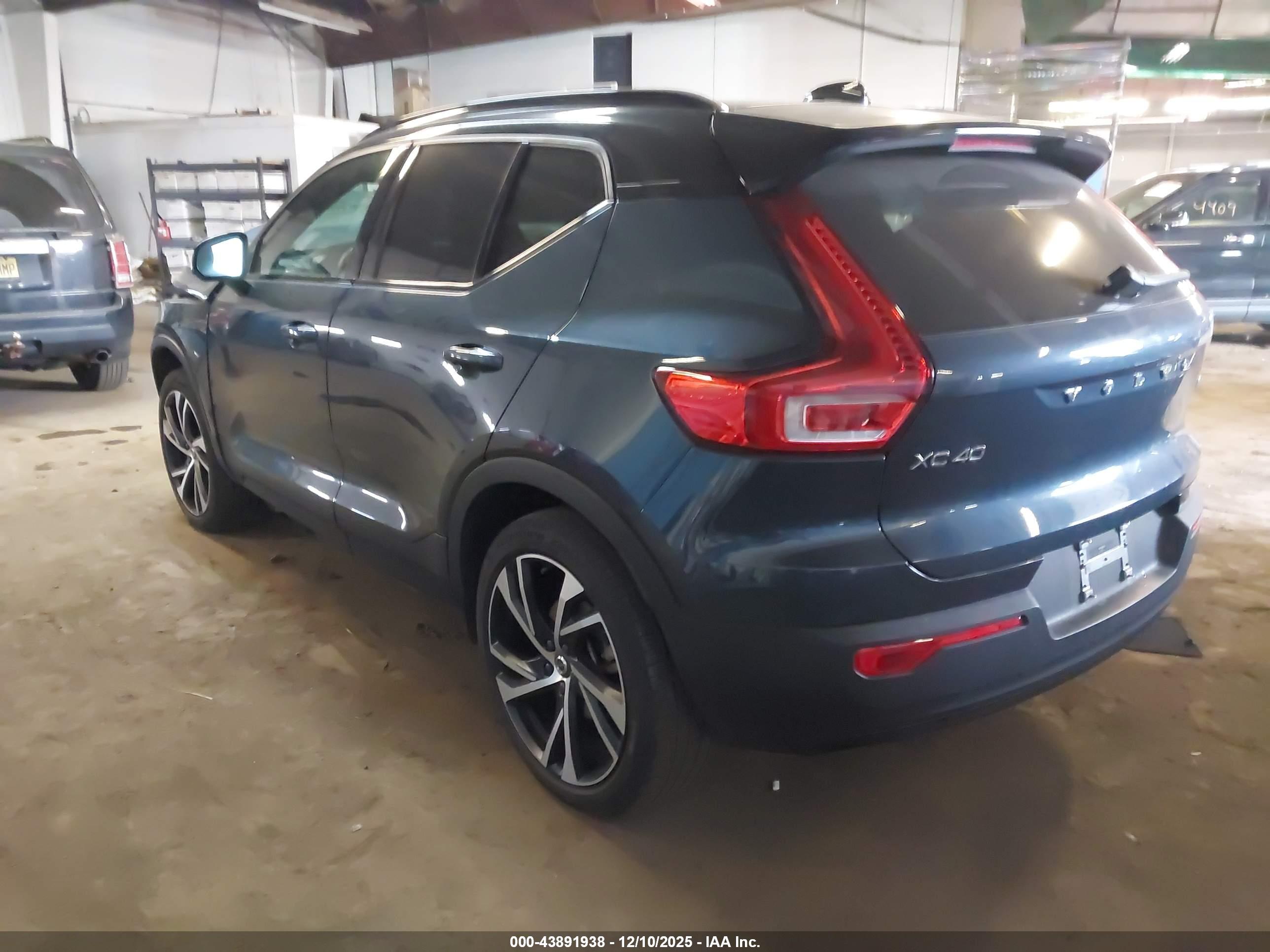 VOLVO XC40 image 3