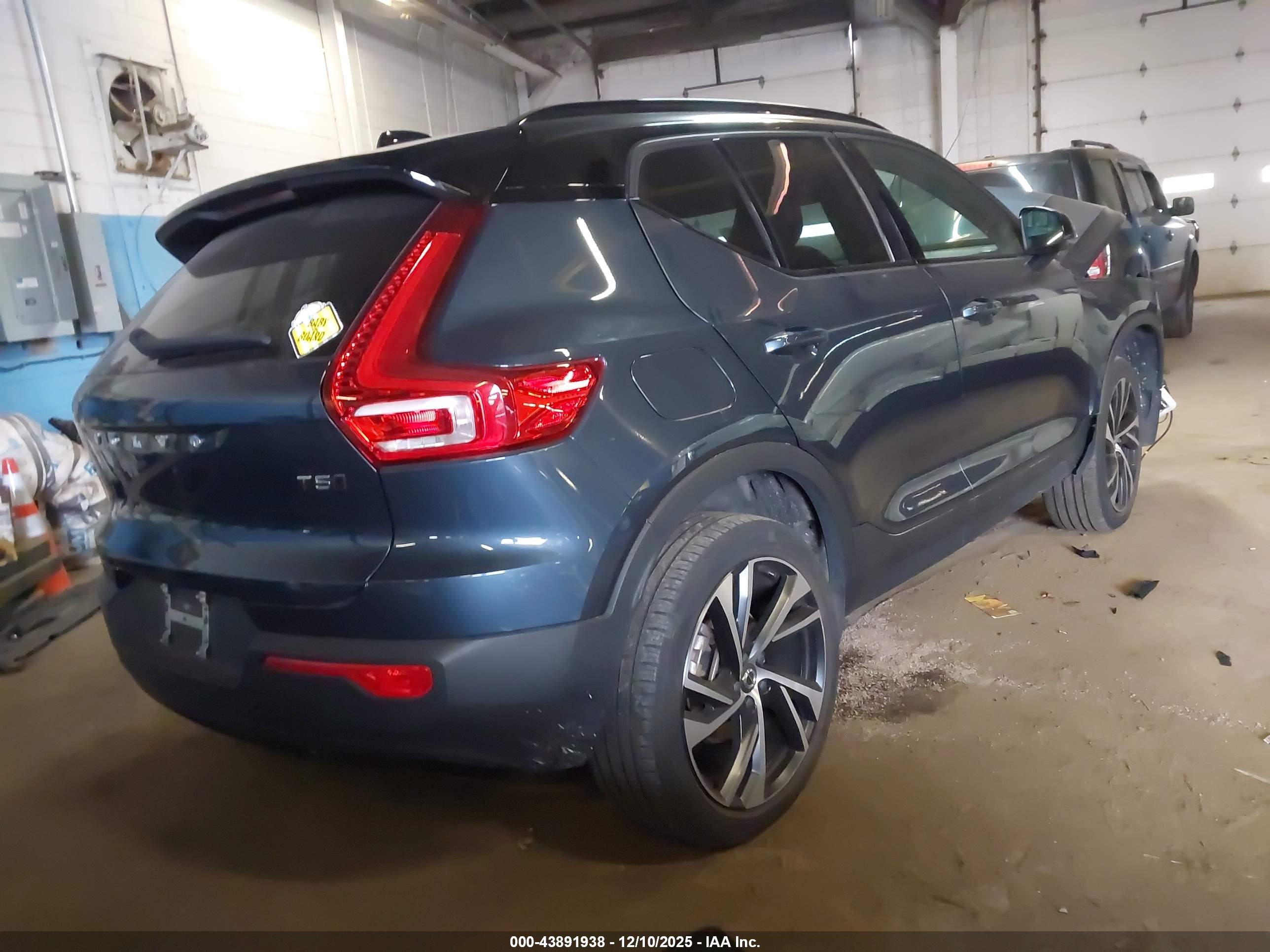 VOLVO XC40 image 4