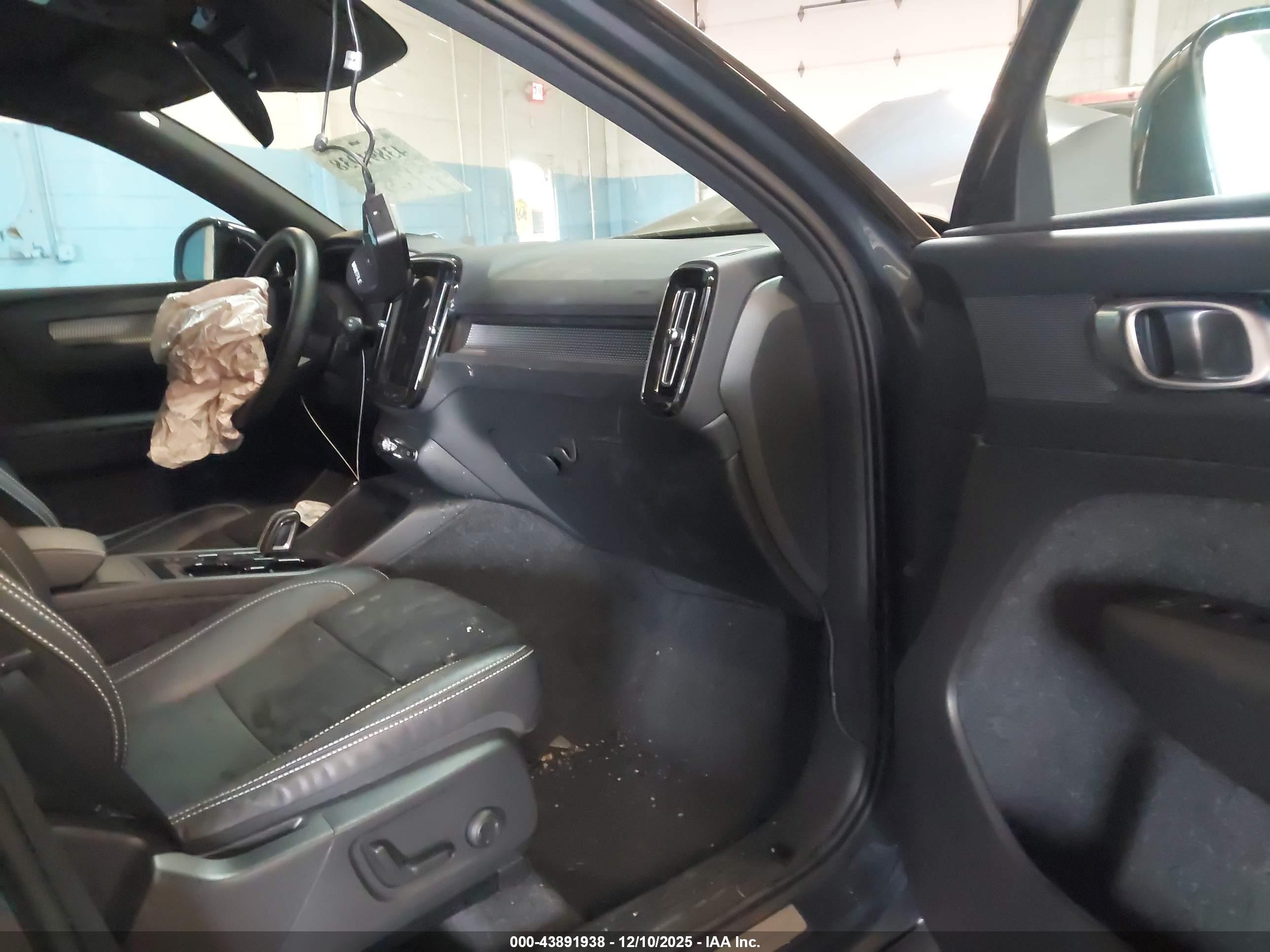 VOLVO XC40 image 5