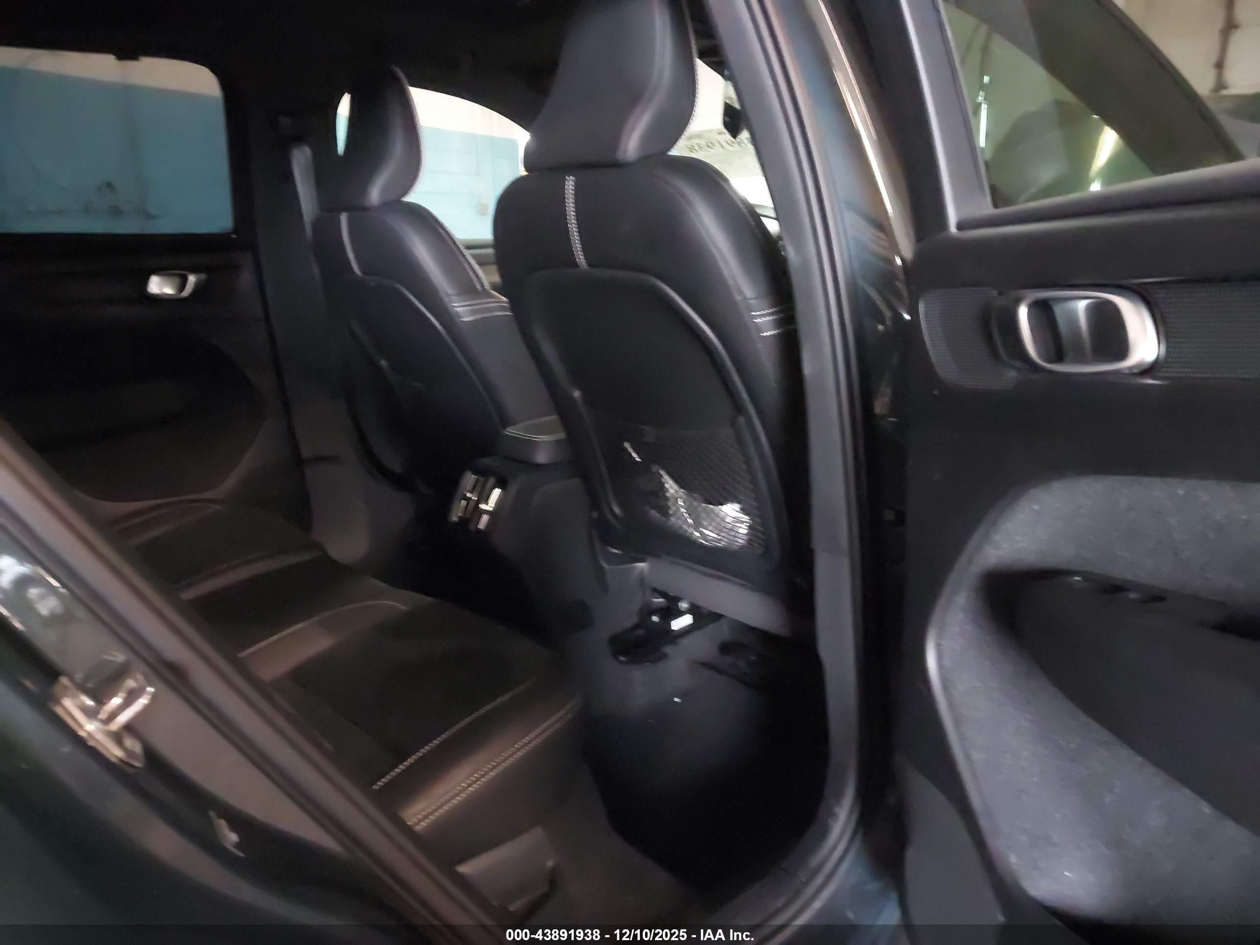 VOLVO XC40 image 8