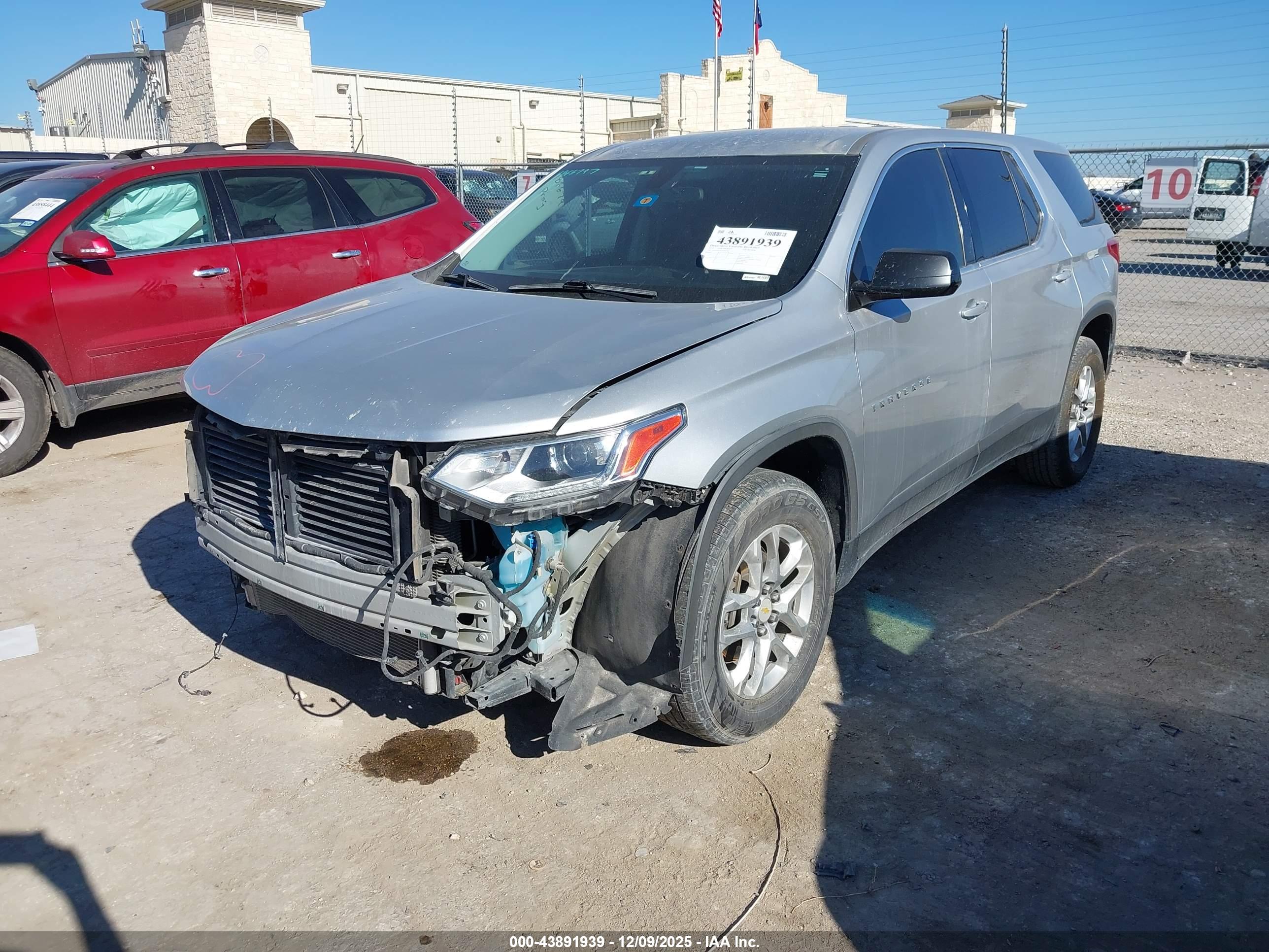 CHEVROLET TRAVERSE image 2