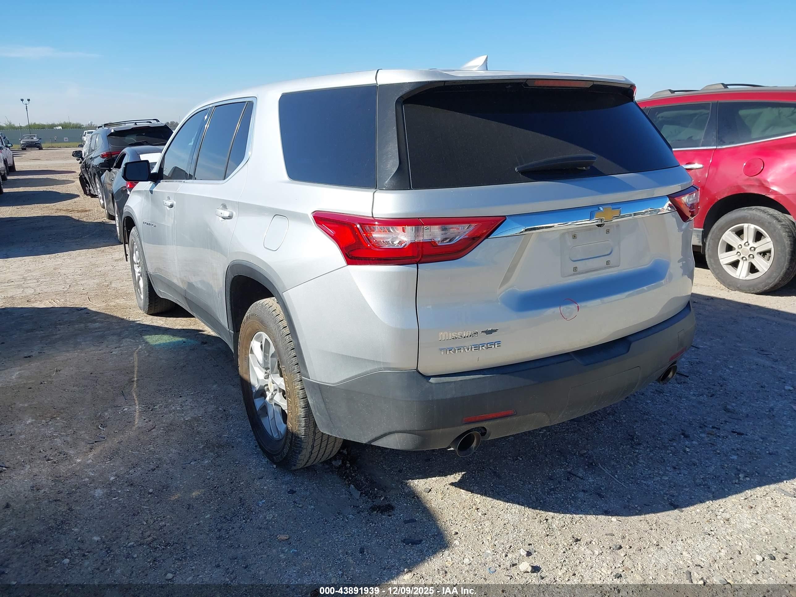 CHEVROLET TRAVERSE image 3