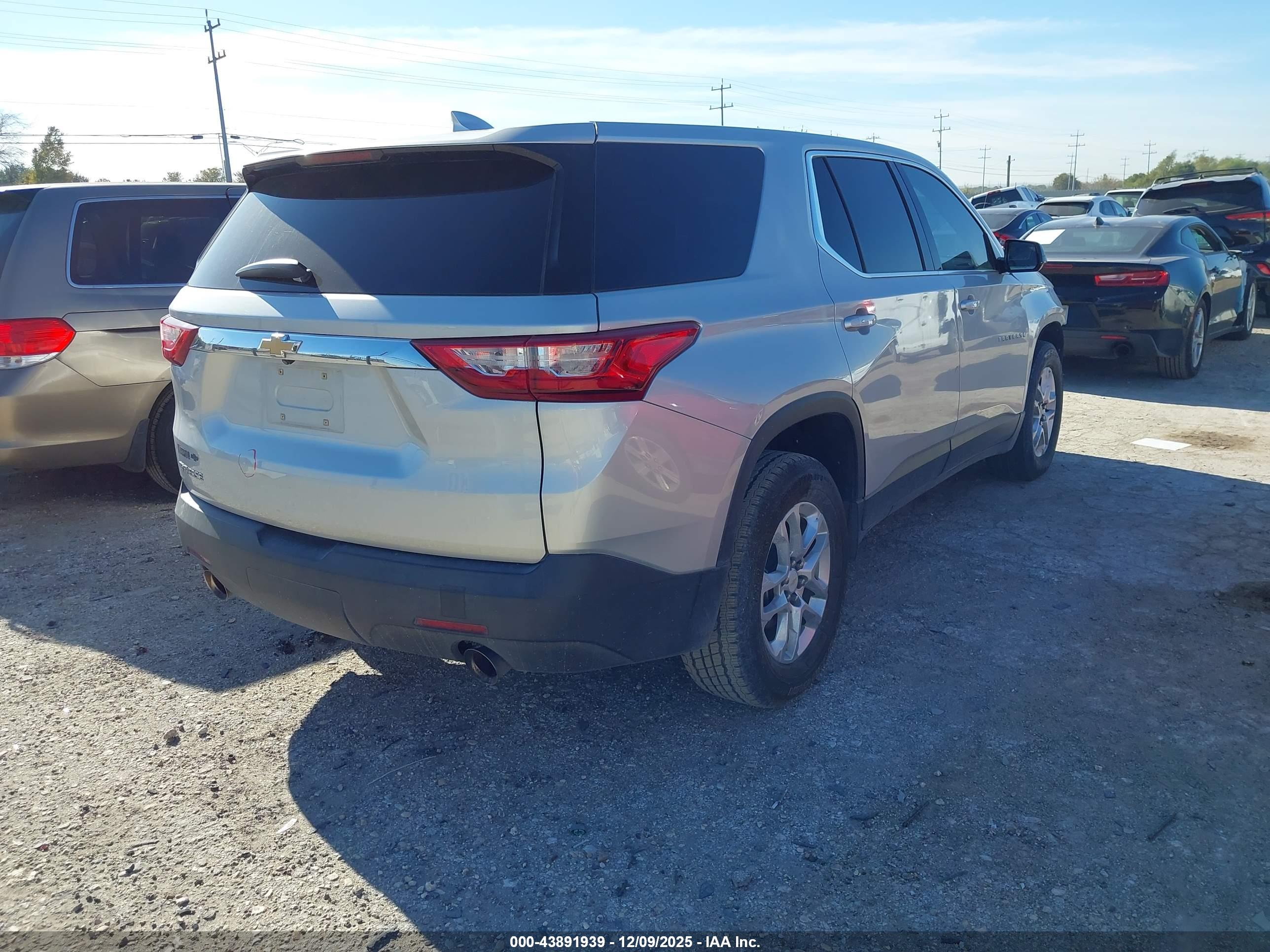CHEVROLET TRAVERSE image 4