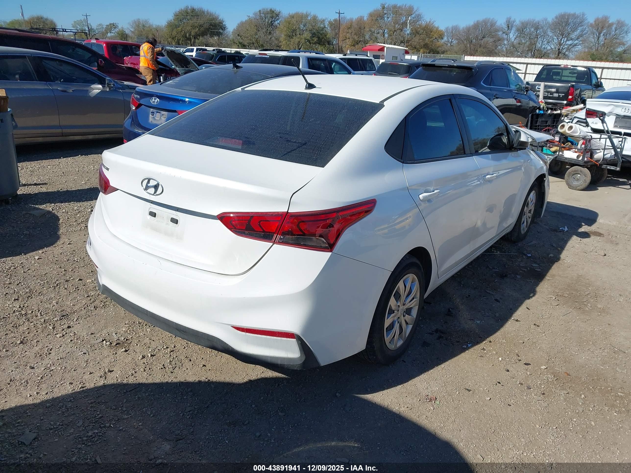 HYUNDAI ACCENT image 4