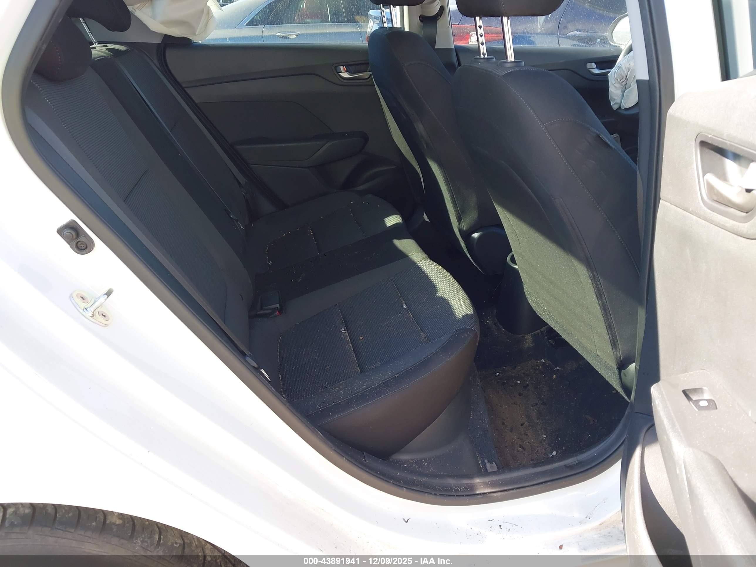 HYUNDAI ACCENT image 8