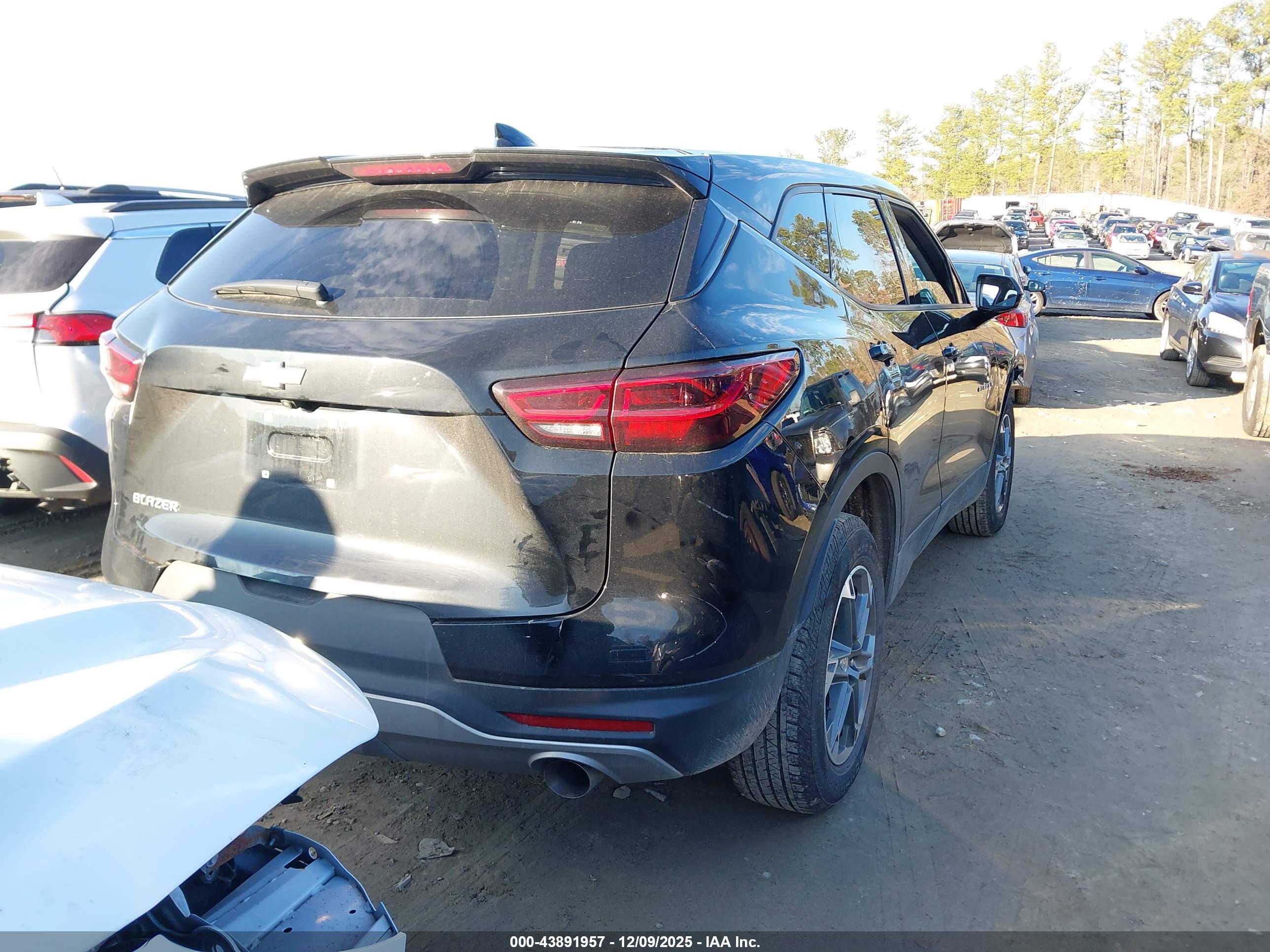 CHEVROLET BLAZER image 4