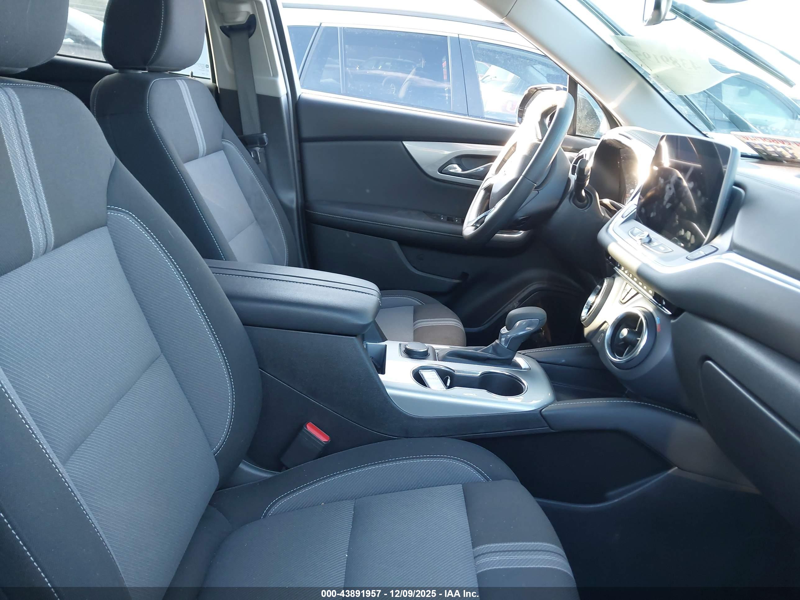 CHEVROLET BLAZER image 5
