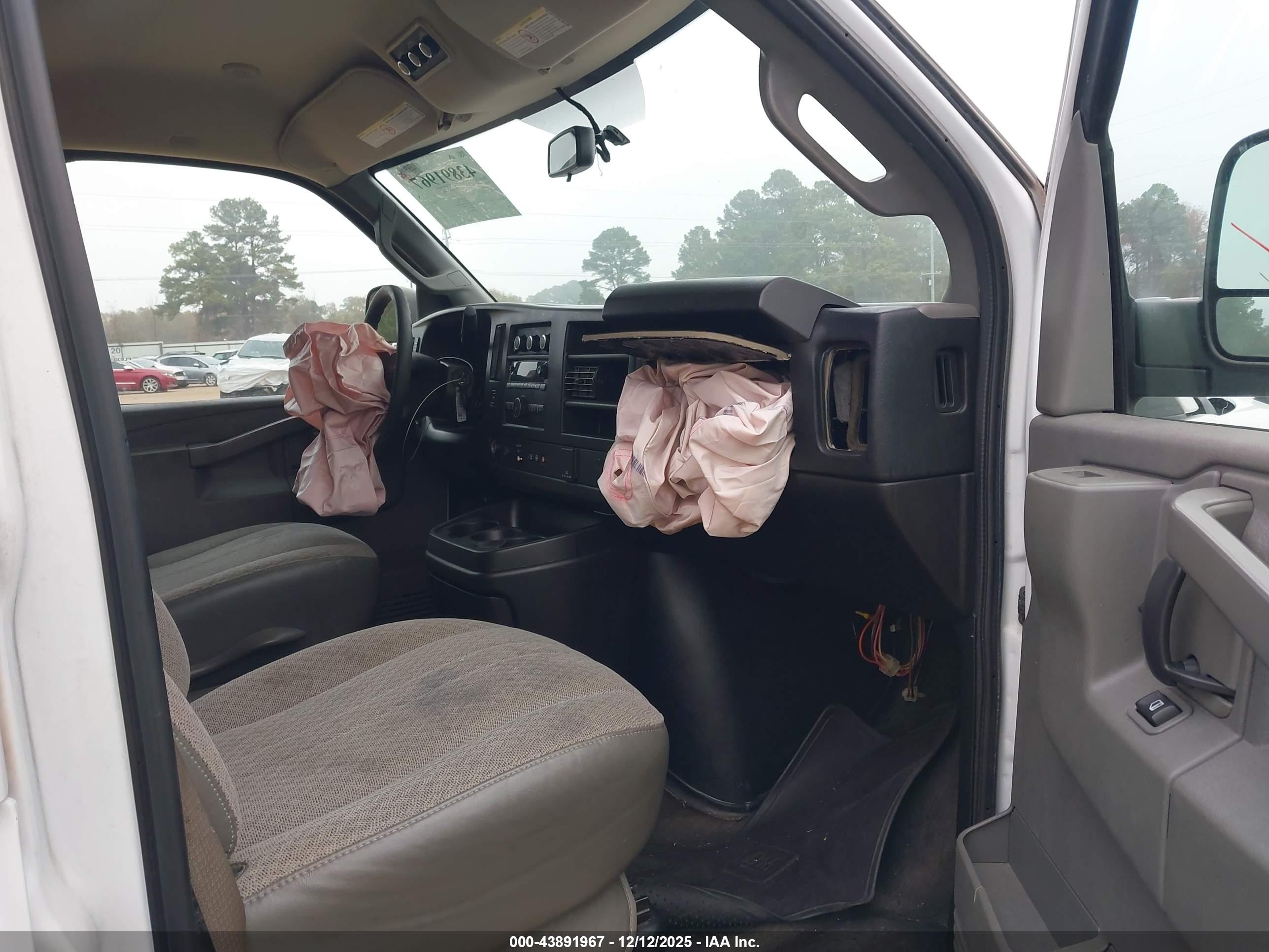 CHEVROLET EXPRESS image 5