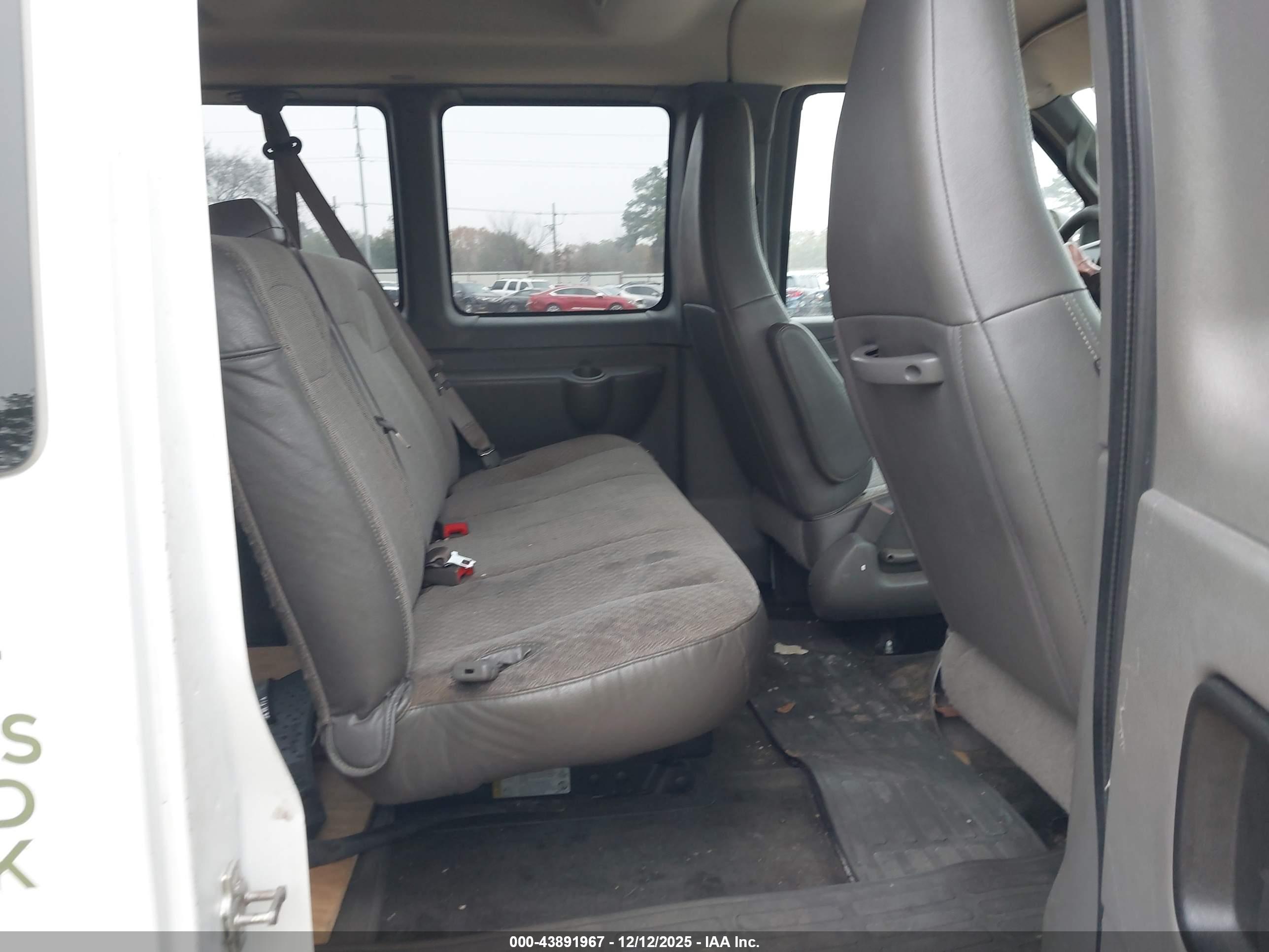 CHEVROLET EXPRESS image 8