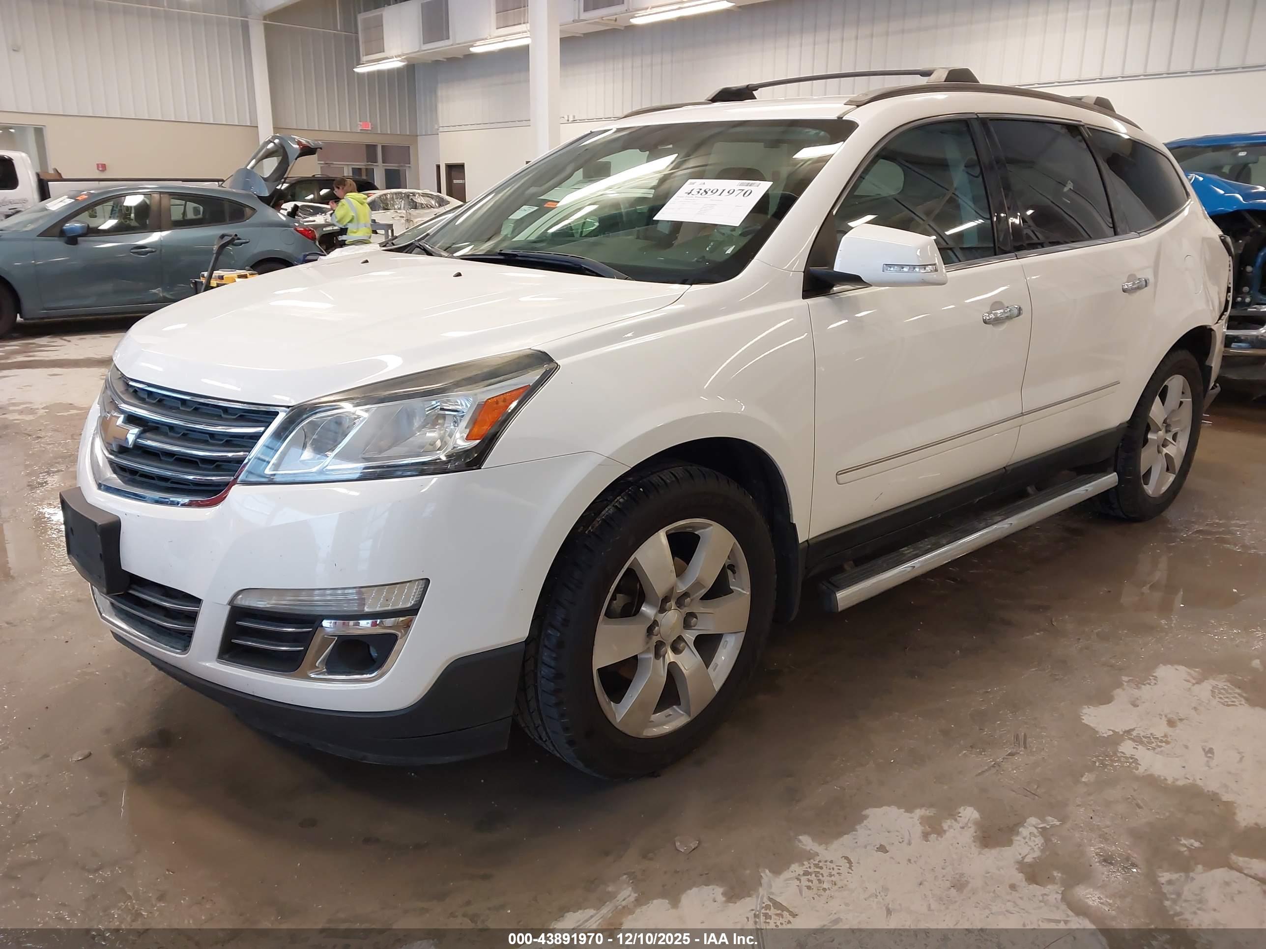 CHEVROLET TRAVERSE image 2