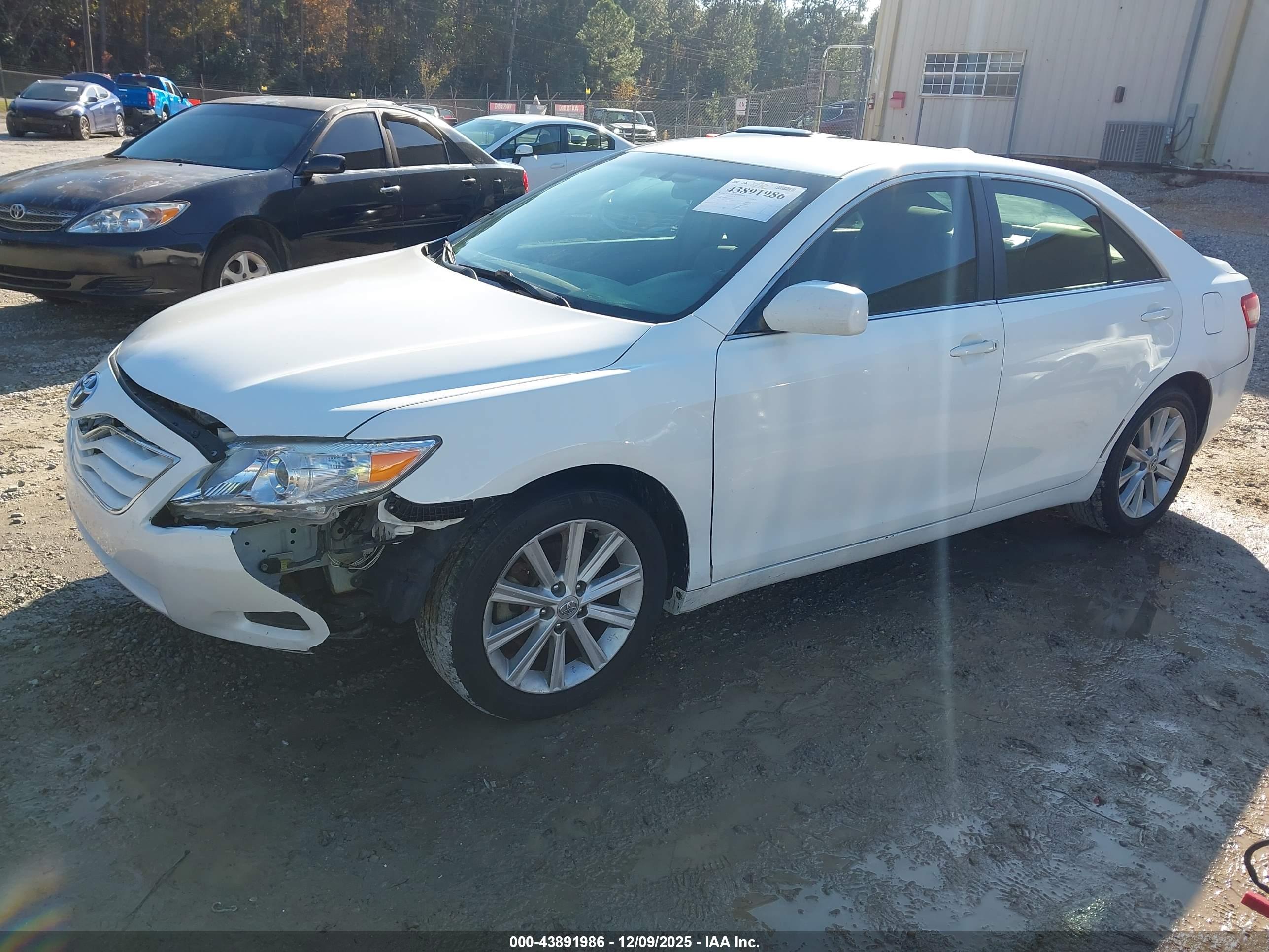 TOYOTA CAMRY image 2