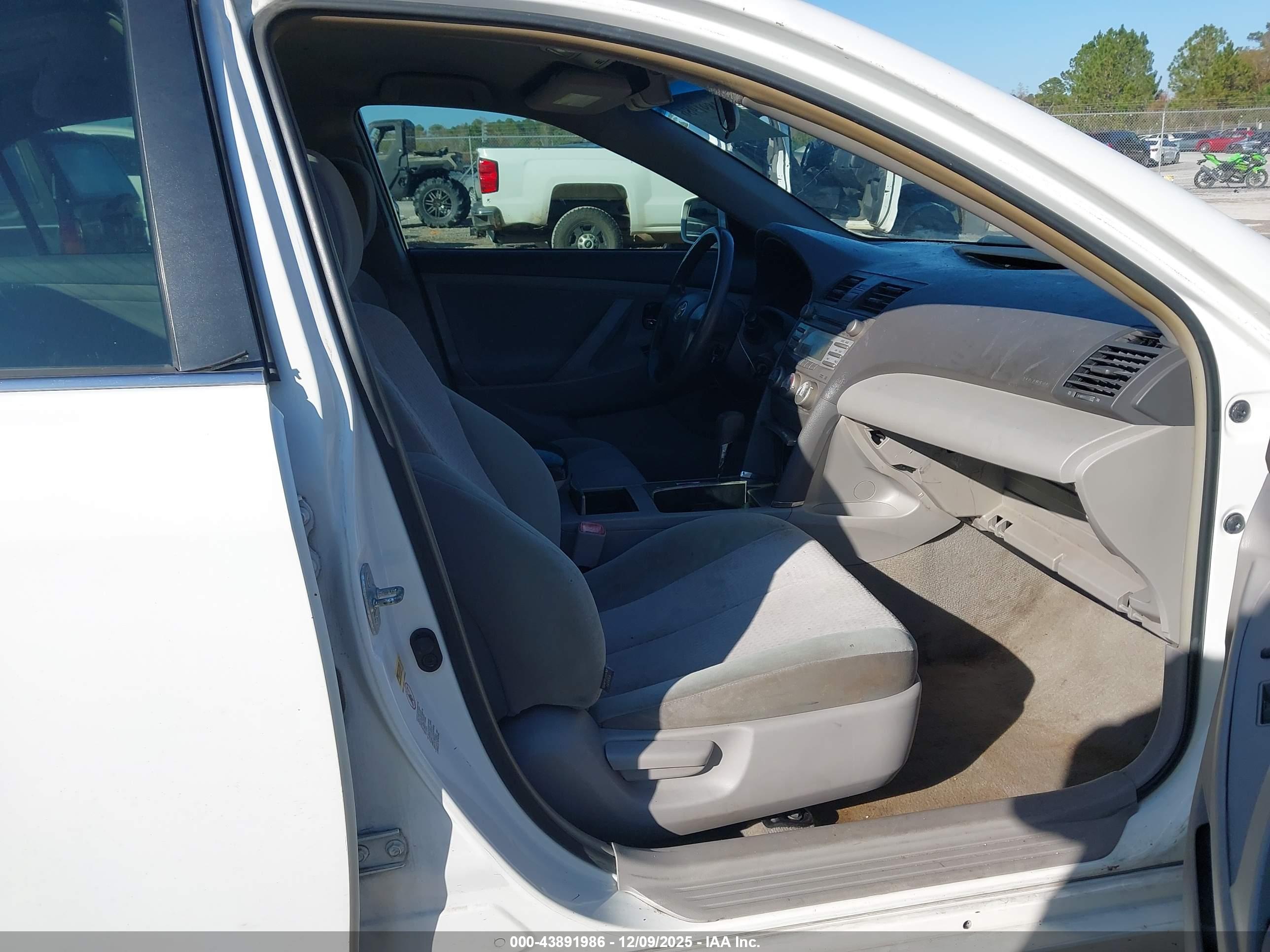 TOYOTA CAMRY image 5