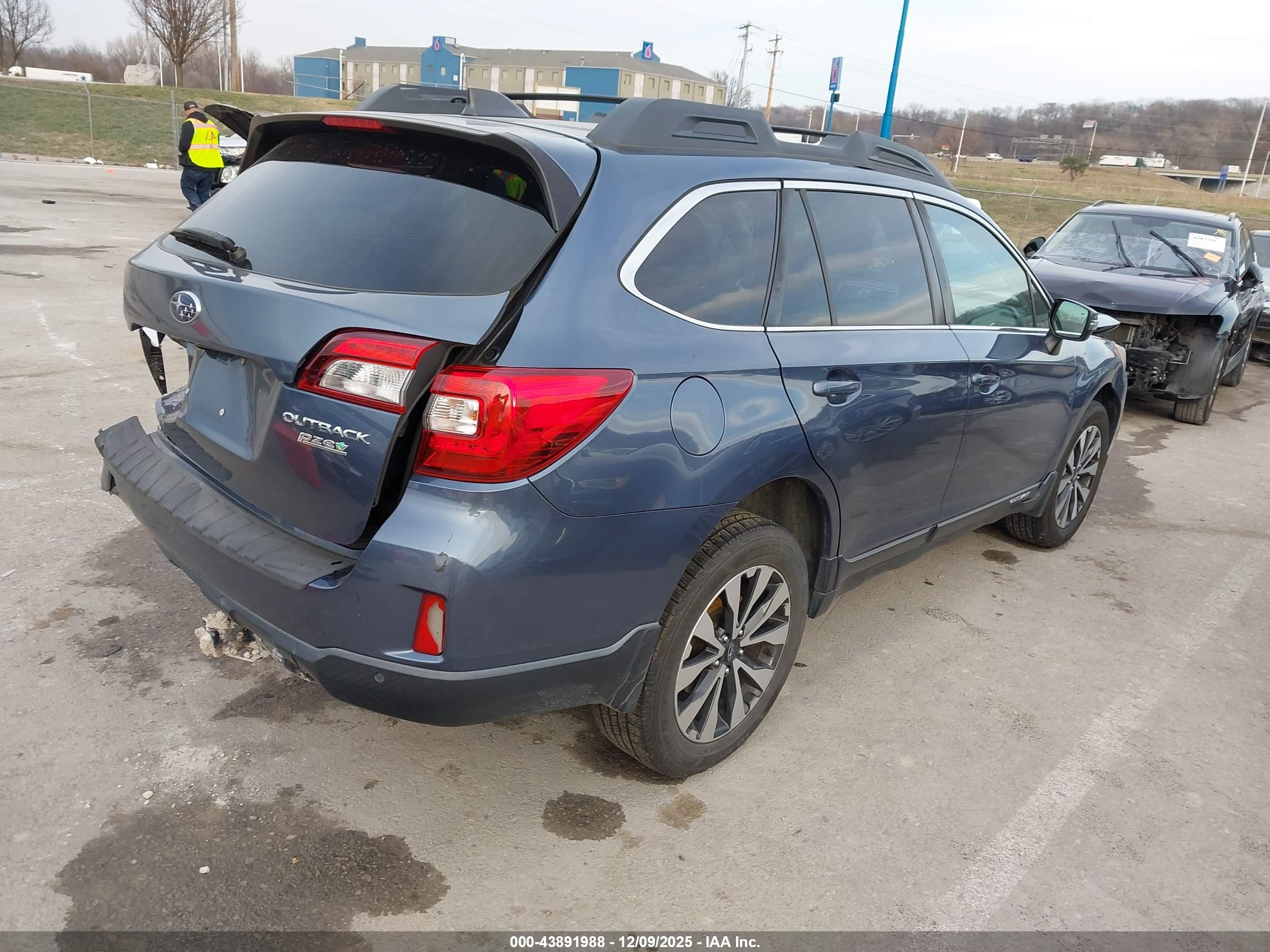 SUBARU OUTBACK image 4
