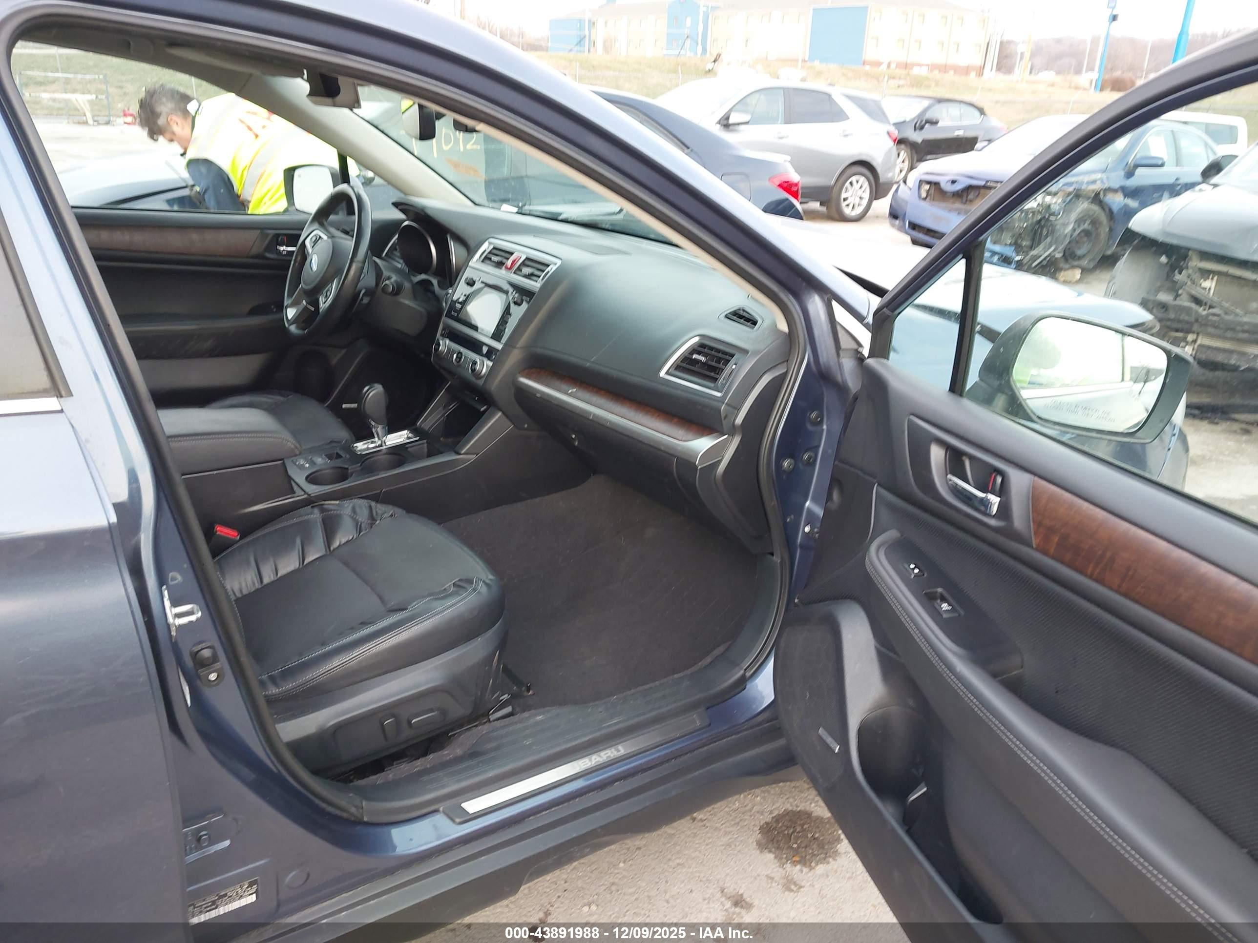 SUBARU OUTBACK image 5