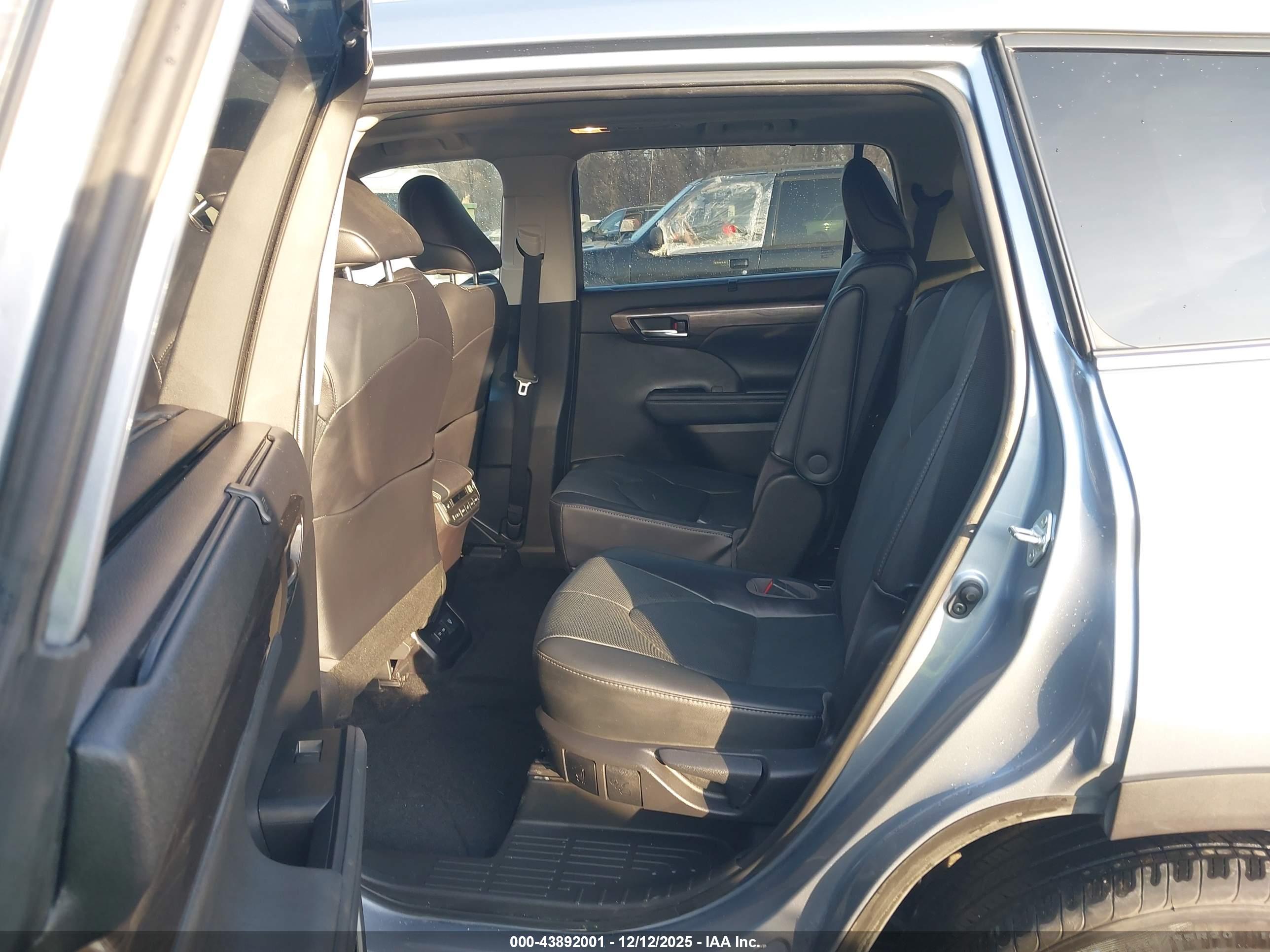 TOYOTA HIGHLANDER image 8