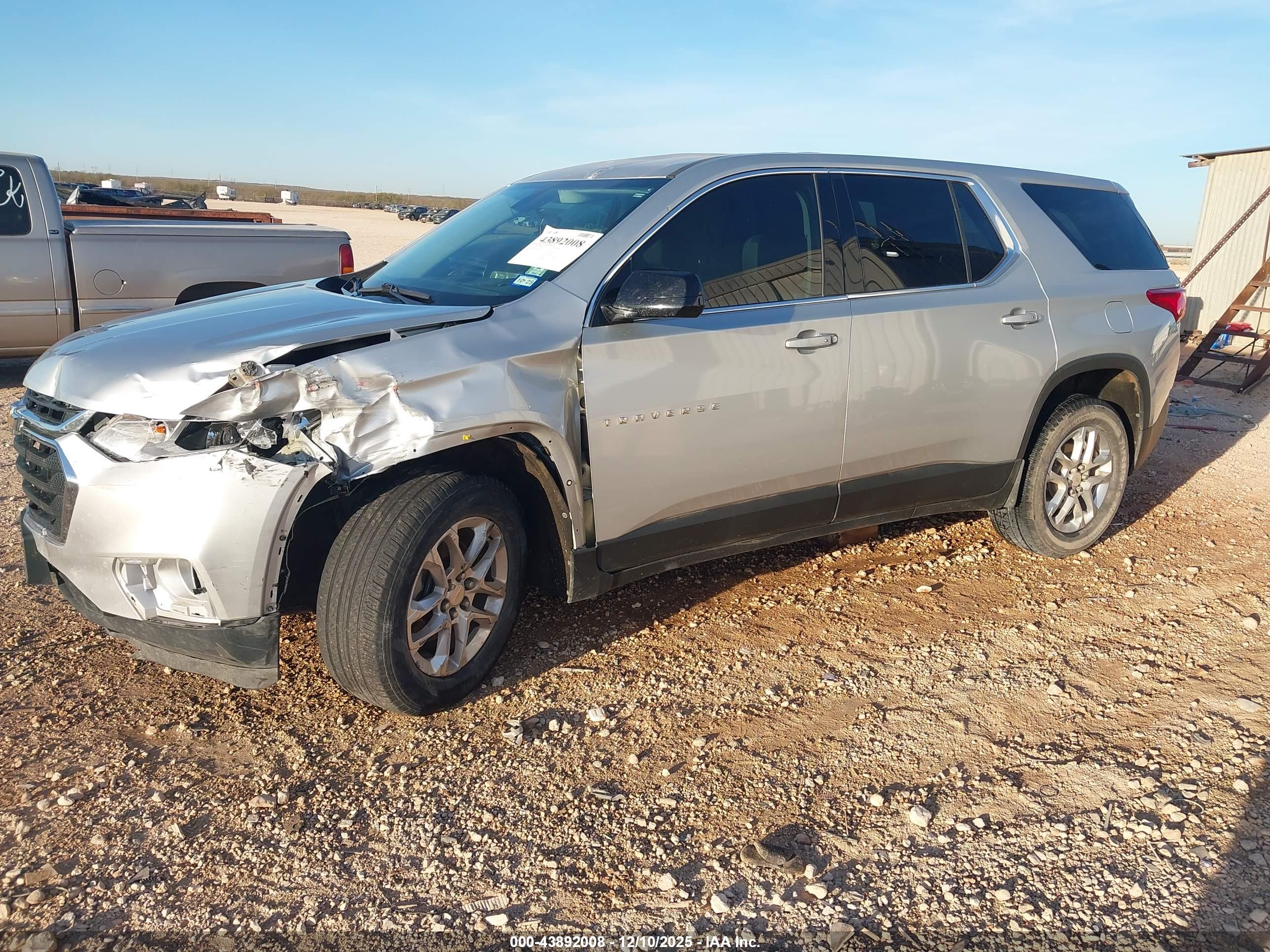 CHEVROLET TRAVERSE image 2