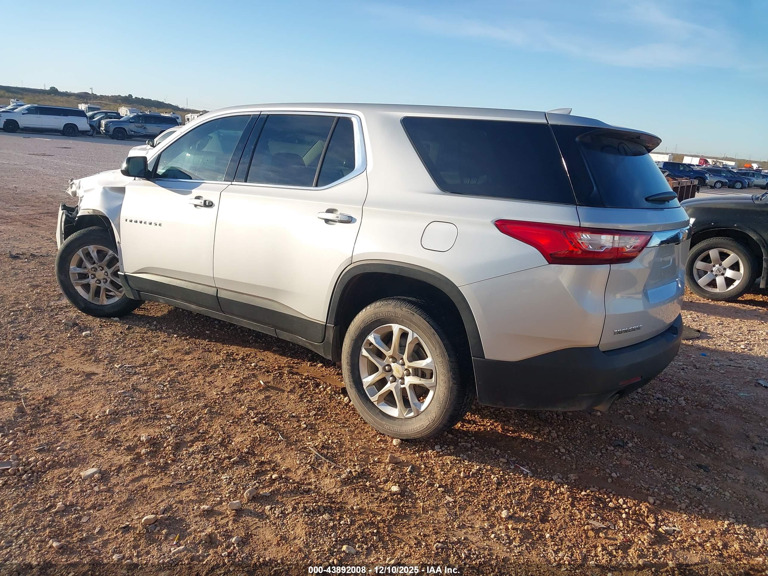 CHEVROLET TRAVERSE image 3